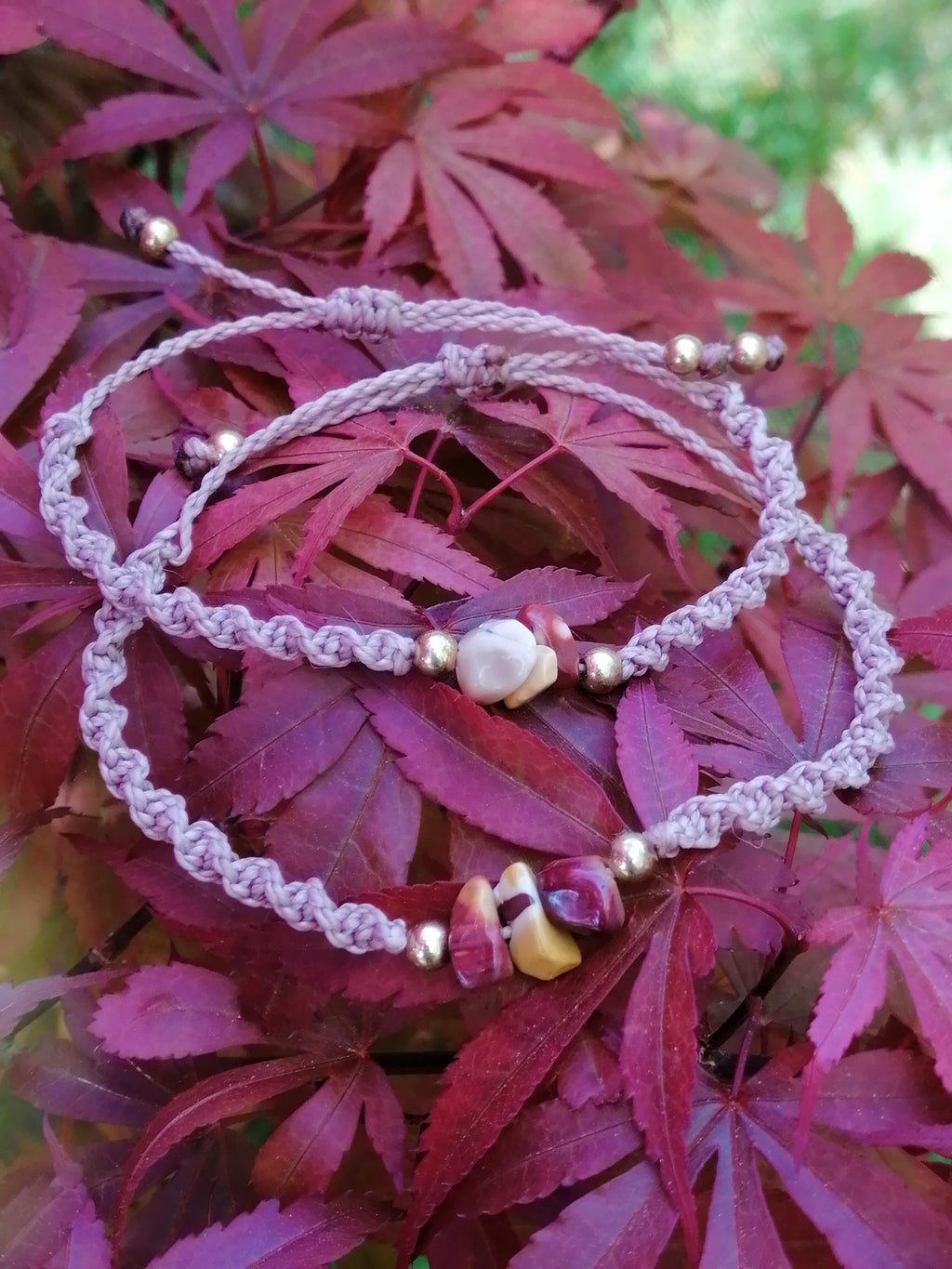 bracelet adulte enfant tissé à la main en micro macramé de couleur taupe avec 3 chips en mokaite