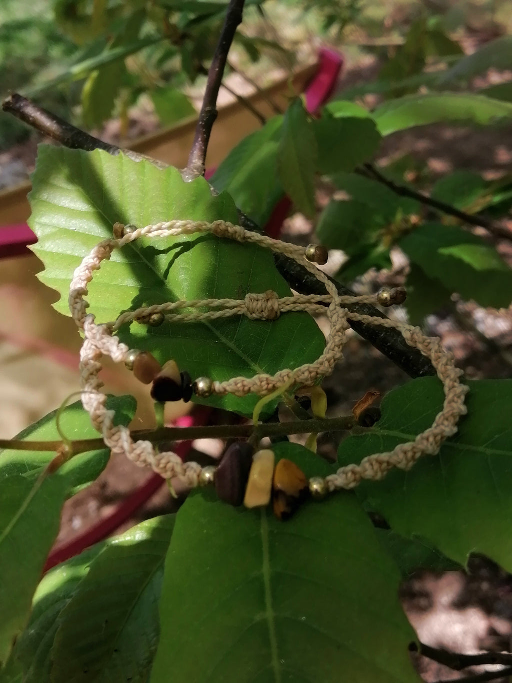 bracelet adulte enfant tissé à la main en micro macramé de couleur sable avec 3 chips en mokaite