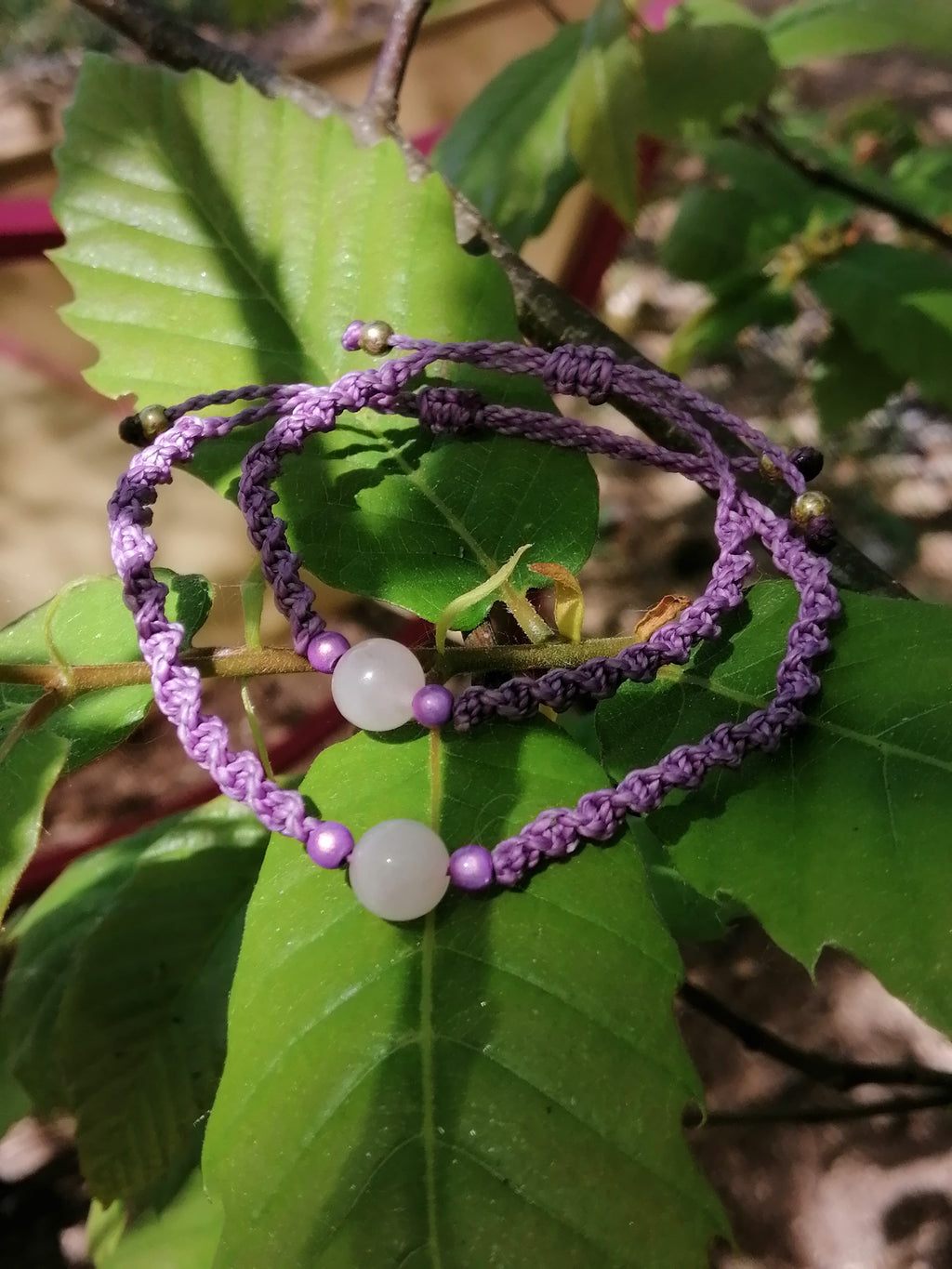 bracelet mère fille tissé à la main en micro macramé de couleur mauve avec une perle en quartz rose de 8mm 