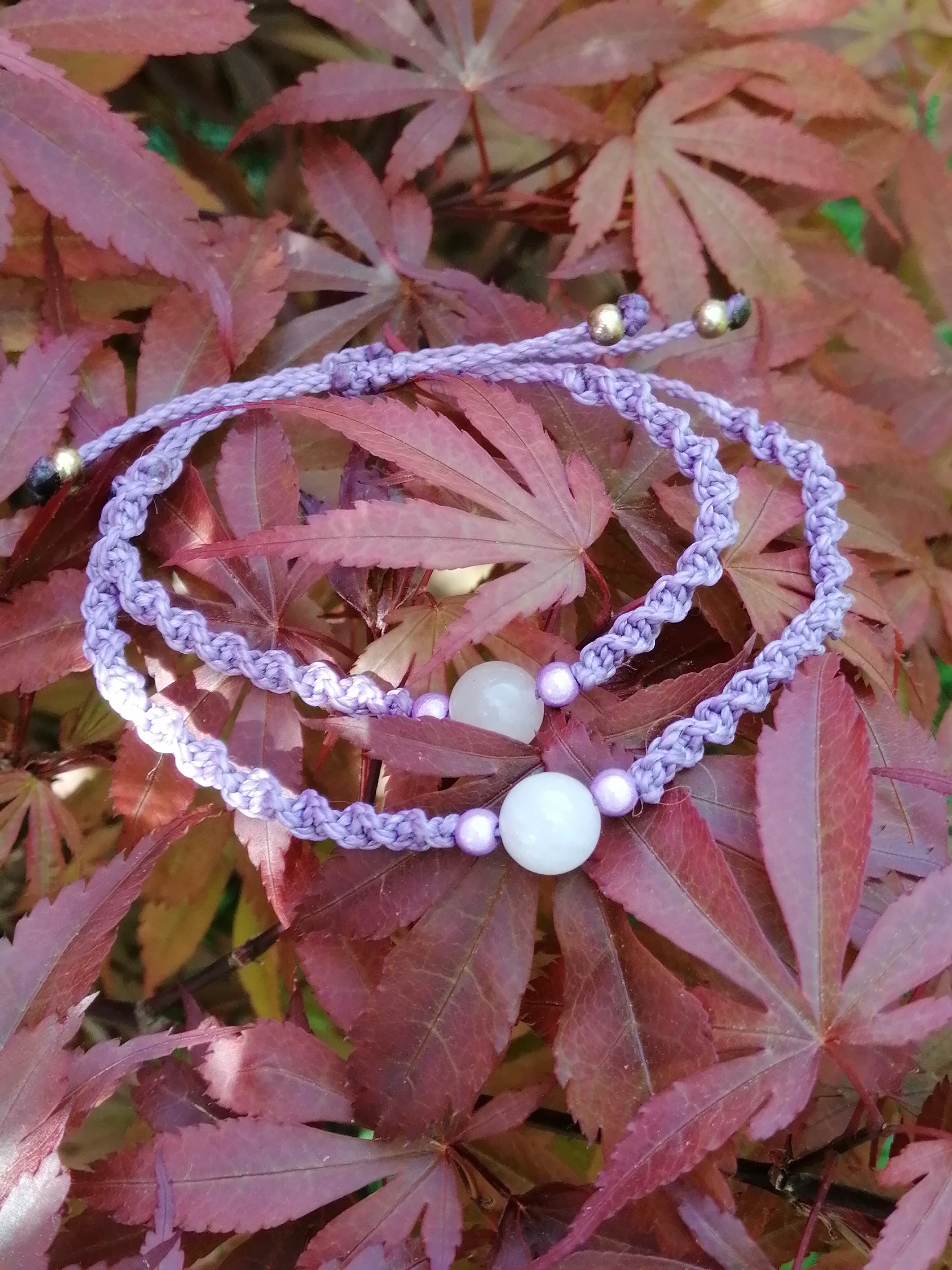 bracelet mère fille tissé à la main en micro macramé de couleur mauve avec une perle en quartz rose de 8mm