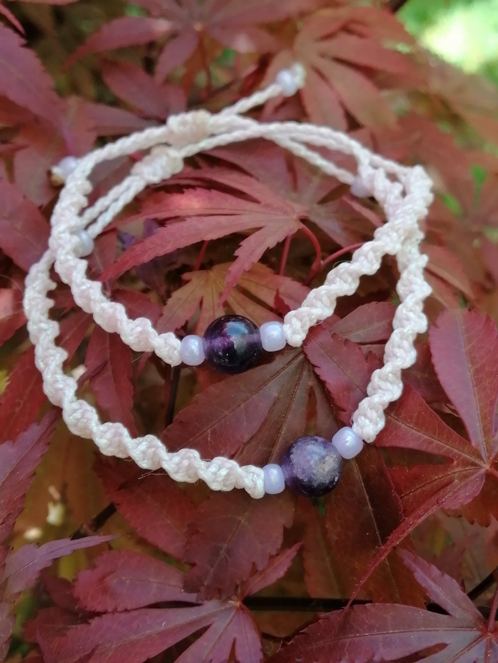 bracelet mère fille tissé à la main en micro macramé de couleur flamant rose iridescent avec une perle en améthyste de 8mm 