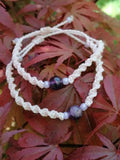 bracelet mère fille tissé à la main en micro macramé de couleur flamant rose iridescent avec une perle en améthyste de 8mm 