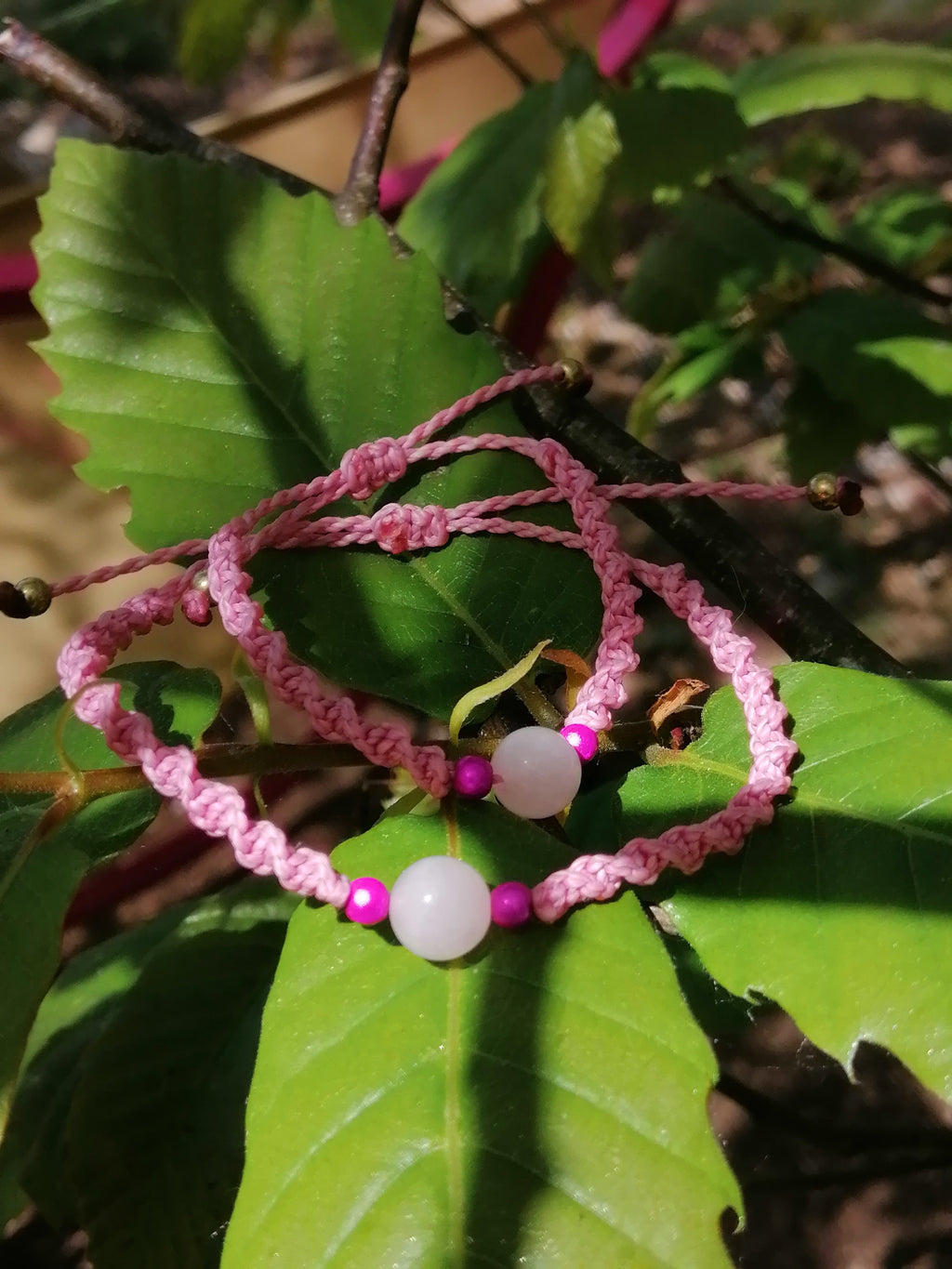 bracelet mère fille tissé à la main en micro macramé de couleur bois de rose avec une perle en quartz rose de 8mm