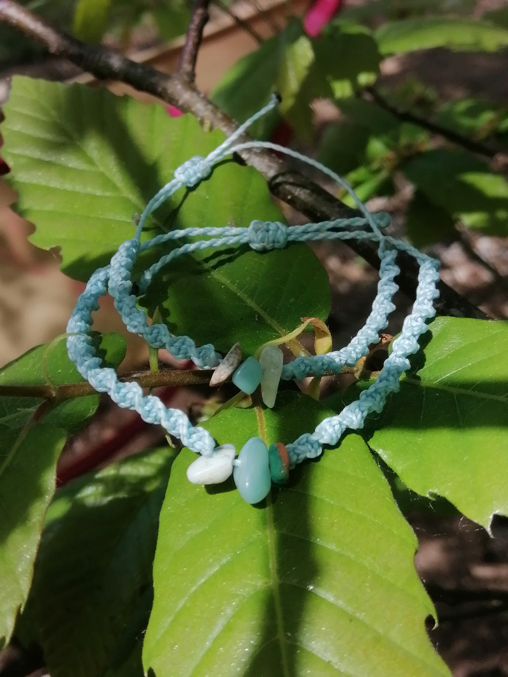 bracelet adulte enfant tissé à a main en micro macramé de couleur azur clair avec 3 chips en amazonite