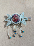 barrette avec une pince crocodile de 9 cm tissé à la main en micro macramé et d'un cabochon en résine époxy