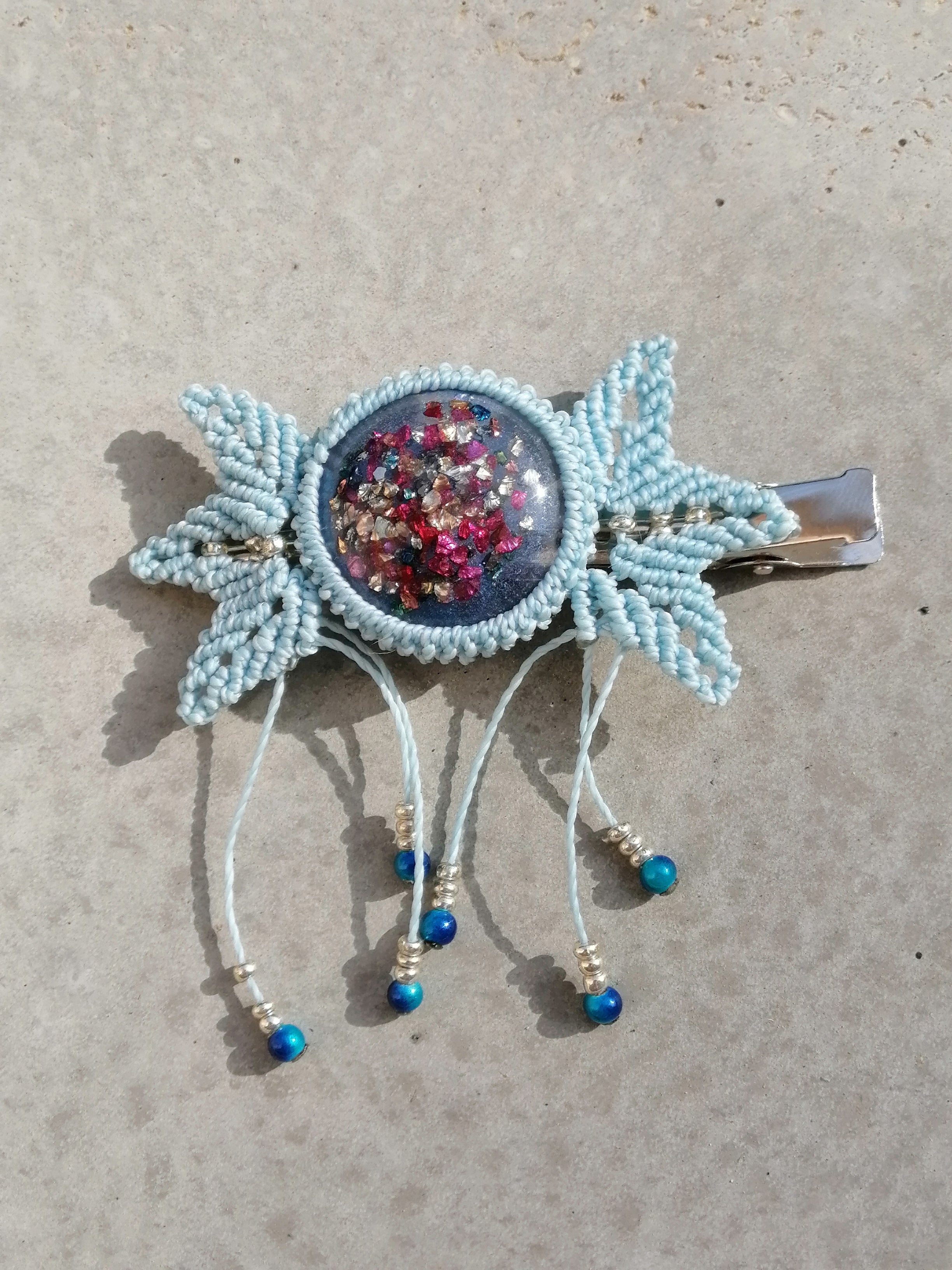 barrette avec une pince crocodile de 9 cm tissé à la main en micro macramé et d'un cabochon en résine époxy
