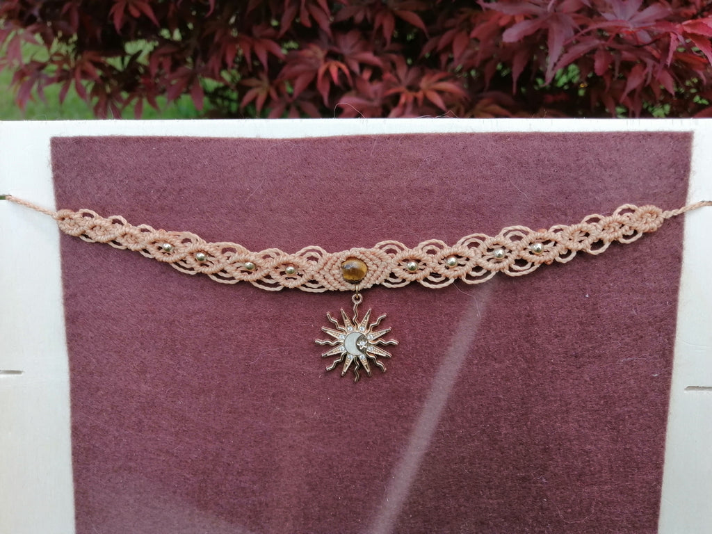 choker tissé à la main en micro macramé de couleur alezan avec une perle d'oeil de tigre de 8mm et un soleil pendant