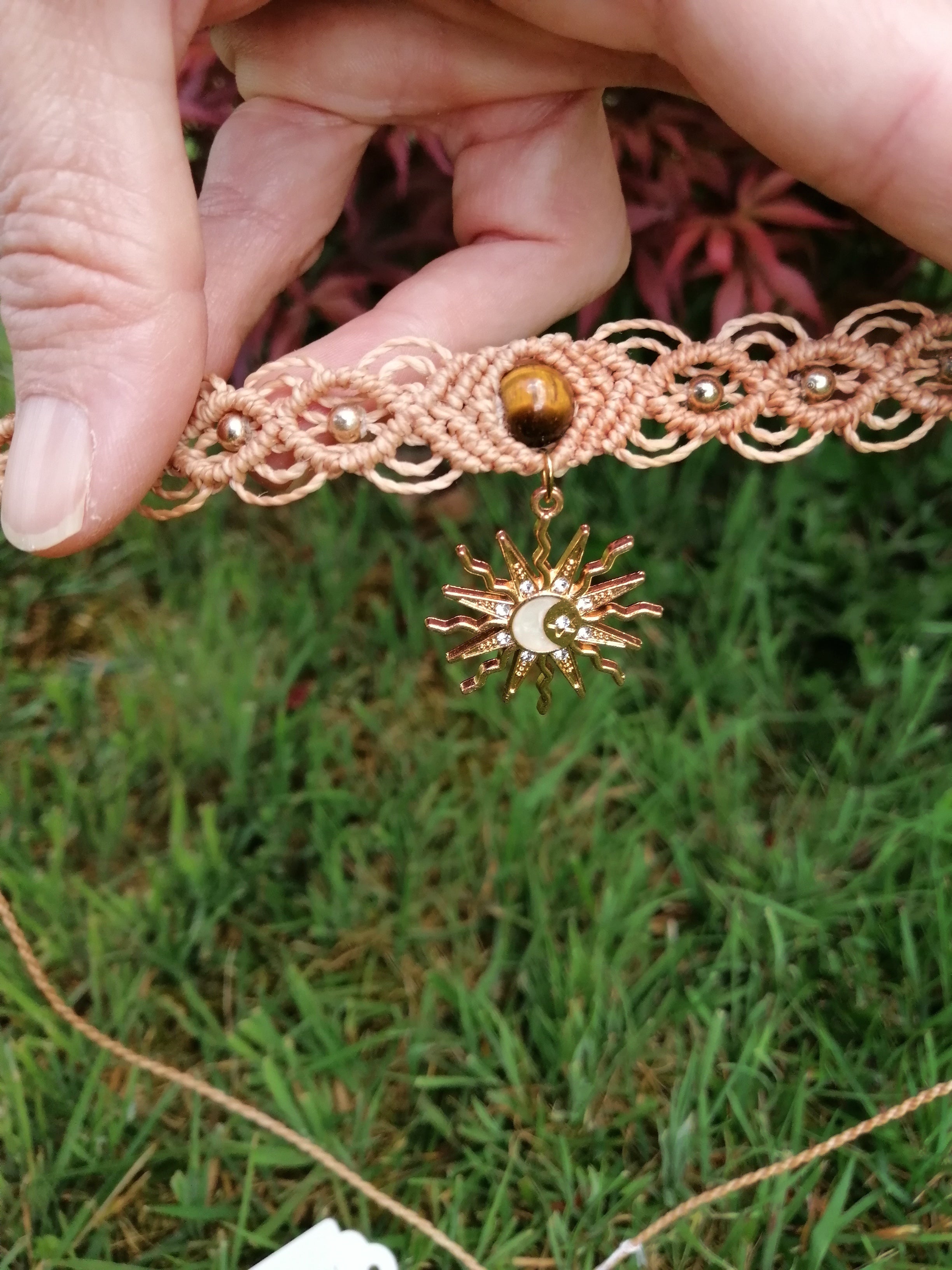 choker  tissé à la main de couleur alezan avec une perle oeil de tigre de 8mm avec un soleil pendant