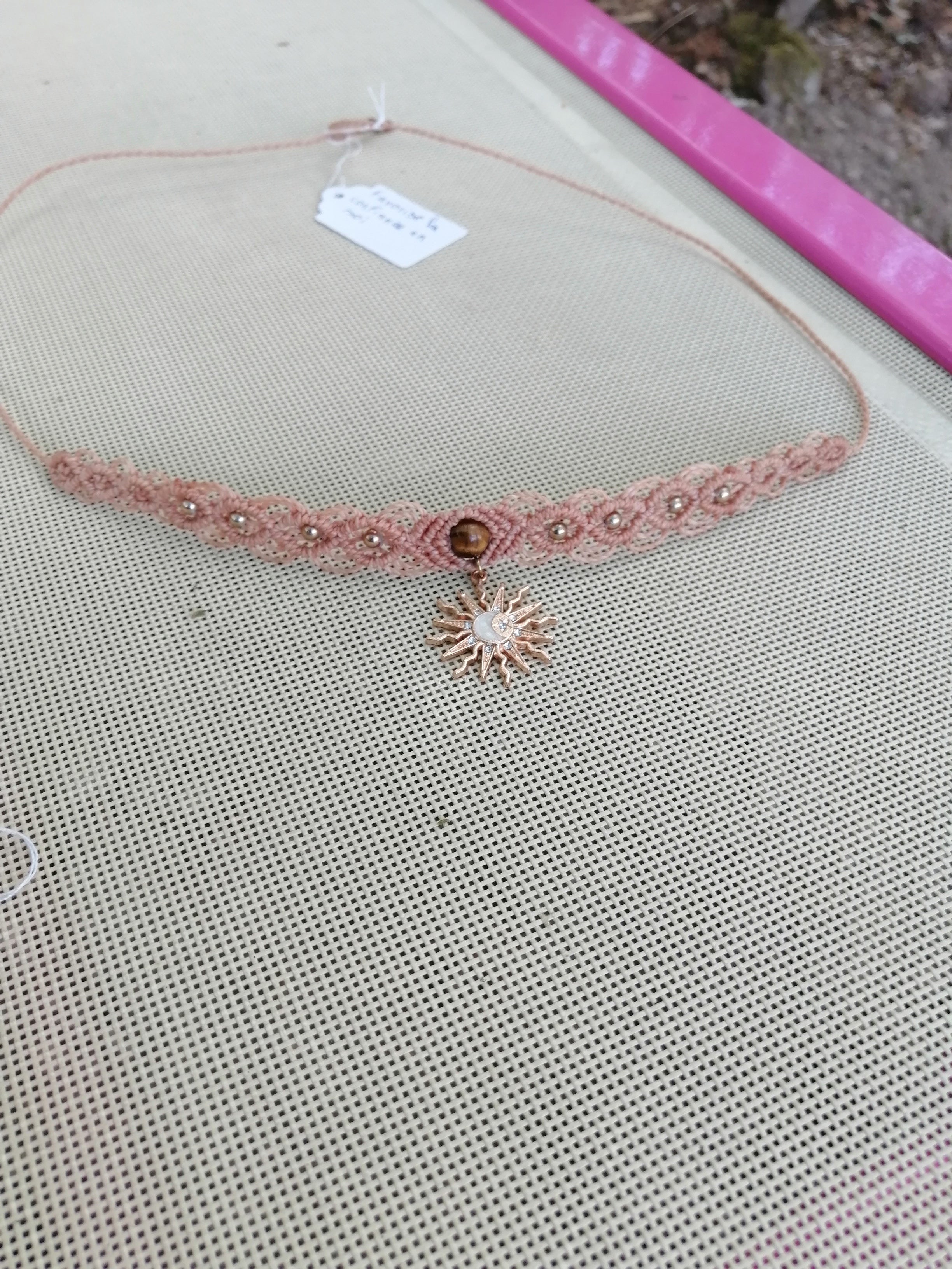choker tissé à la main en micro macramé de couleur alezan avec une perle d'oeil de tigre et n soleil pendant