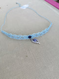 choker tissé à la main en micro macramé de couleur azur clair avec un oeil de tigre teinté bleu et l'oeil grec pendant