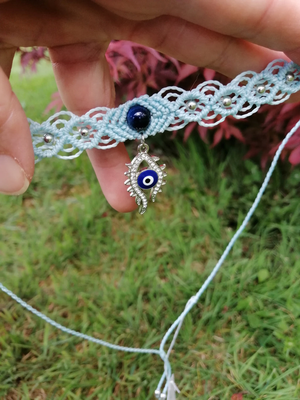 choker tissé à la main en micro macramé de couleur azur clair  avec une perle oeil de tigre teinté bleu de 8mm et l'oeil grec pendant
