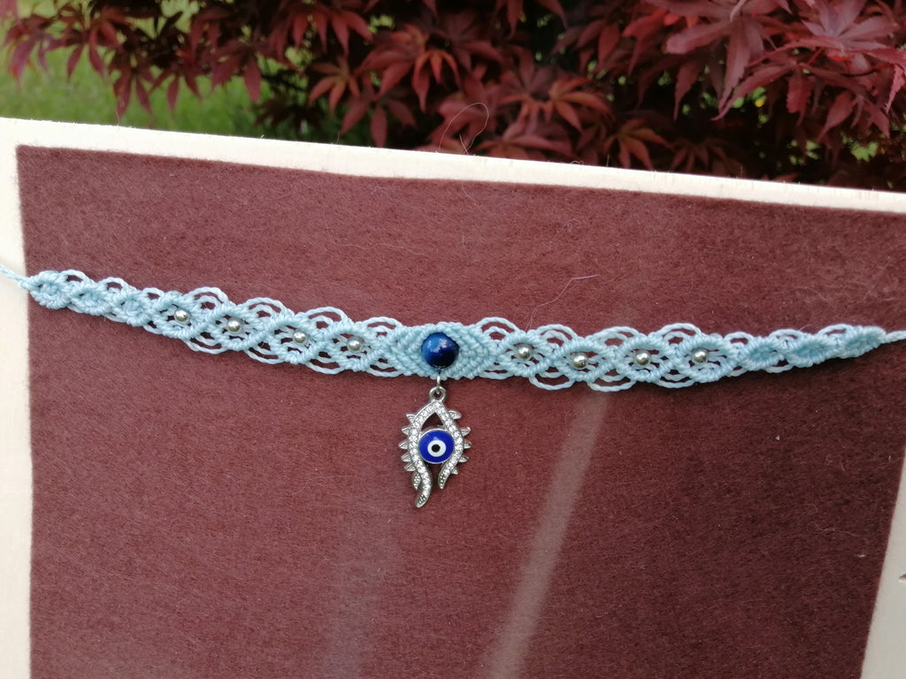 choker tissé à la main en micro macramé de couleur azur clair avec une perle d'oeil de tigre teinté bleu de 8mm et l'oeil grec pendant