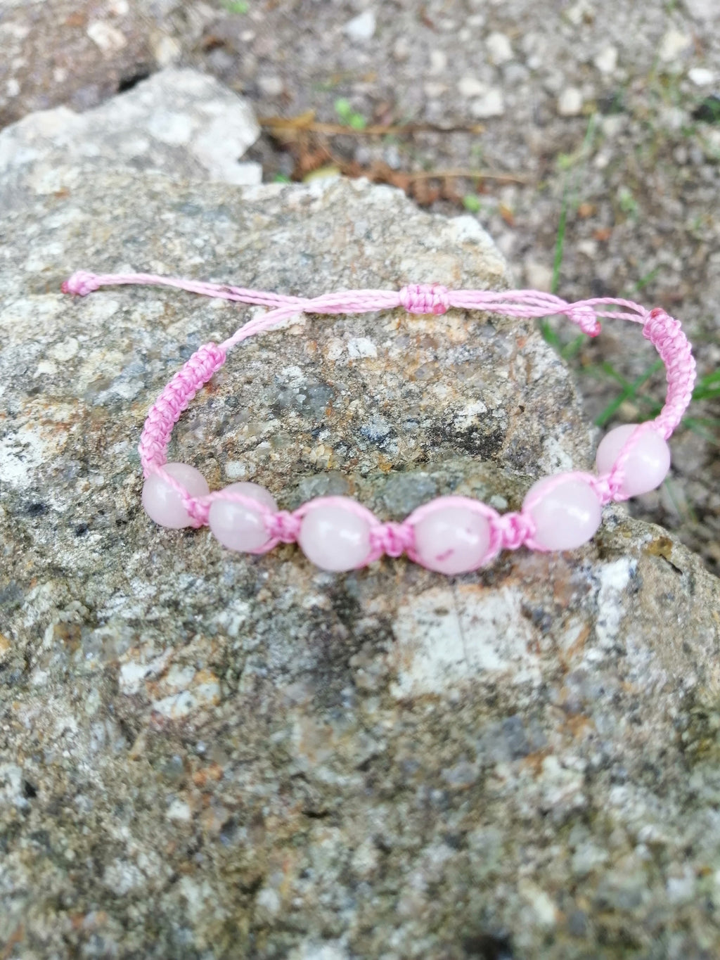 bracelet tissé à la main en micro macramé avec du quartz rose
