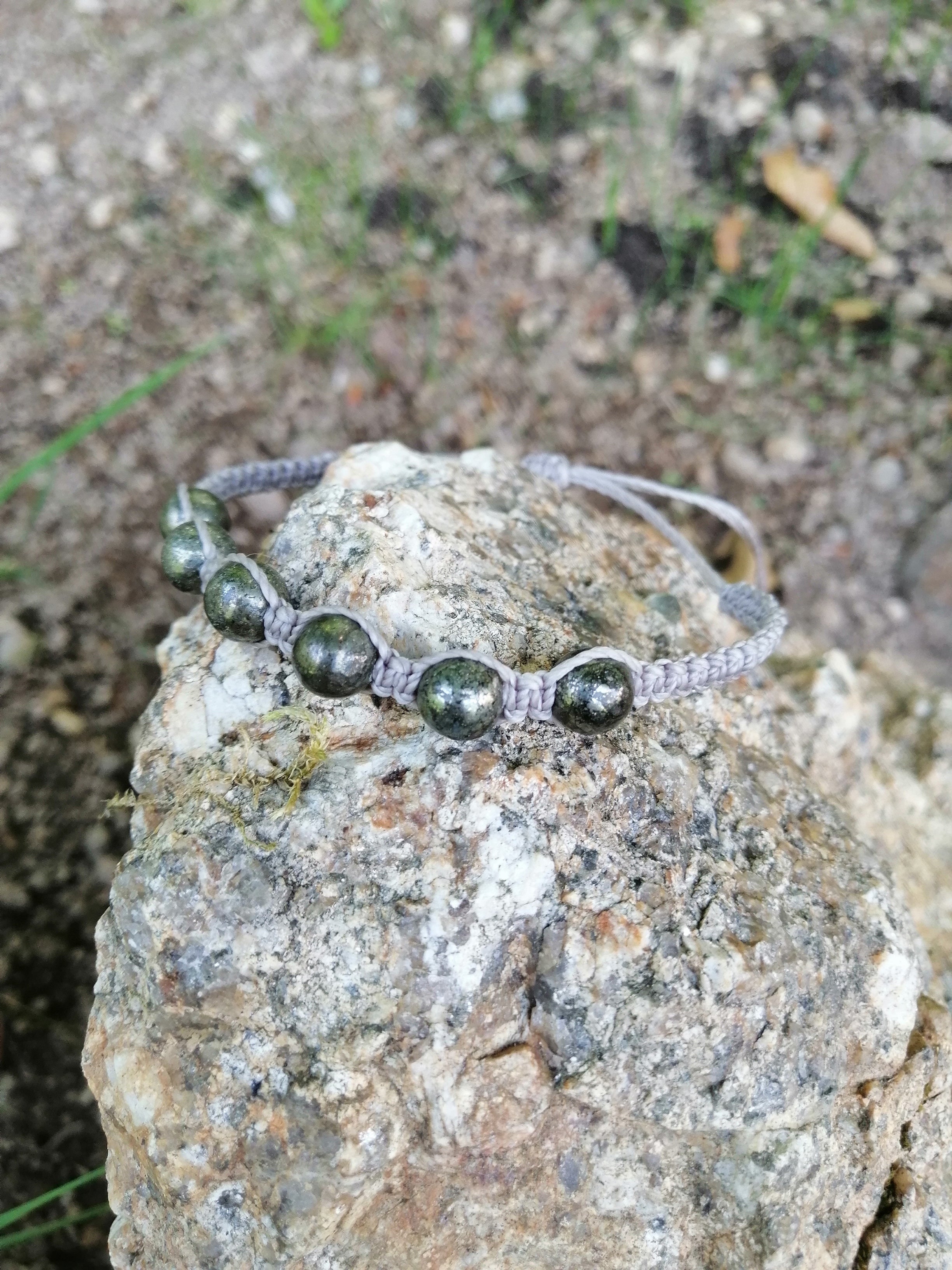 bracelet tissé à la main en micro macramé avec des perles en pyrite