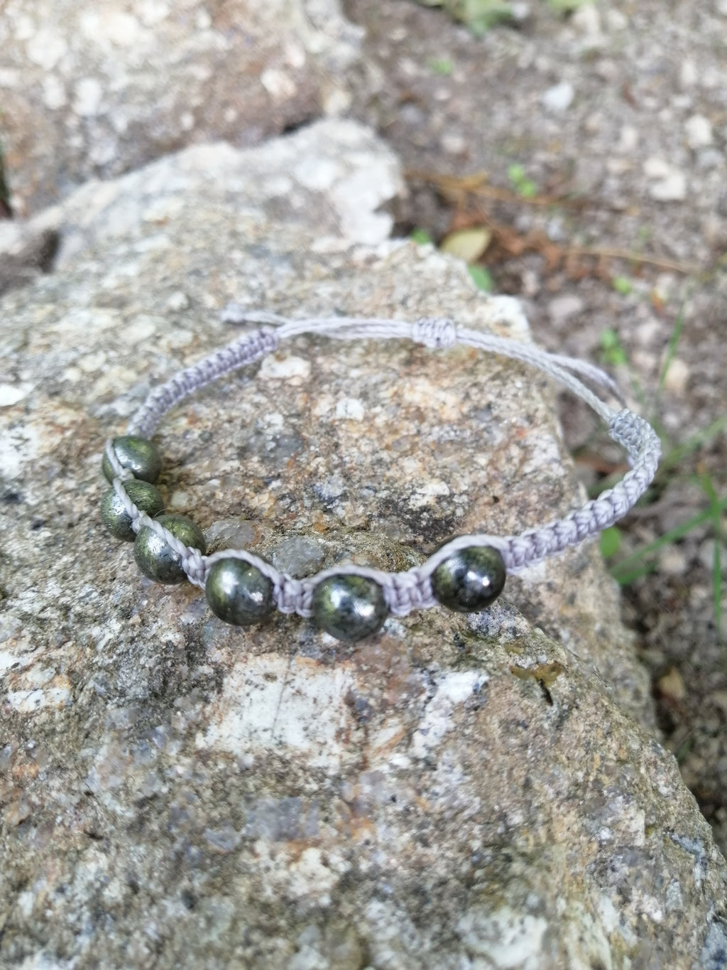 bracelet tissé à la main en micro macramé avec des perles en pyrite