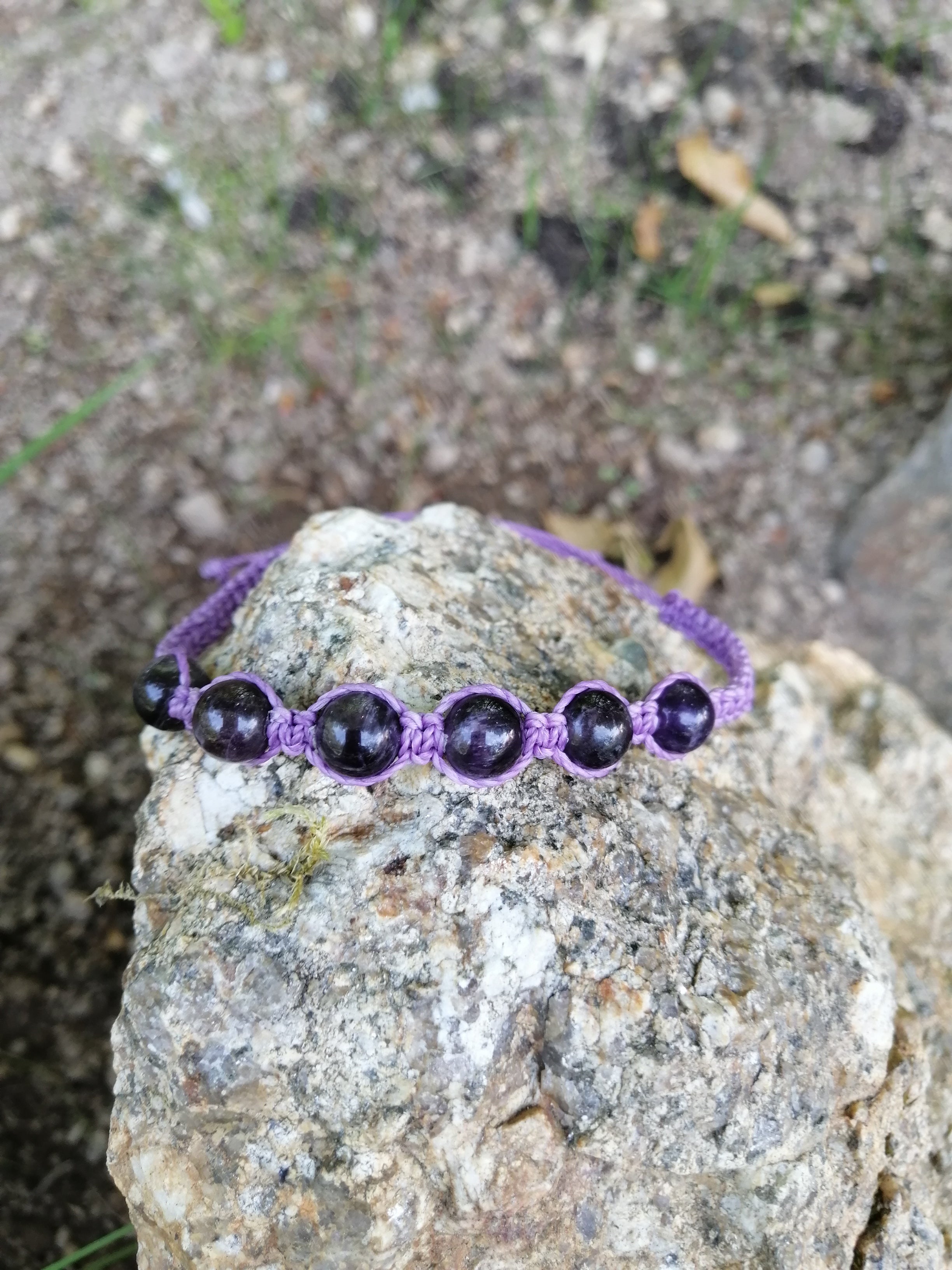 bracelet tissé à la main en micro macramé avec des perles en améthyste