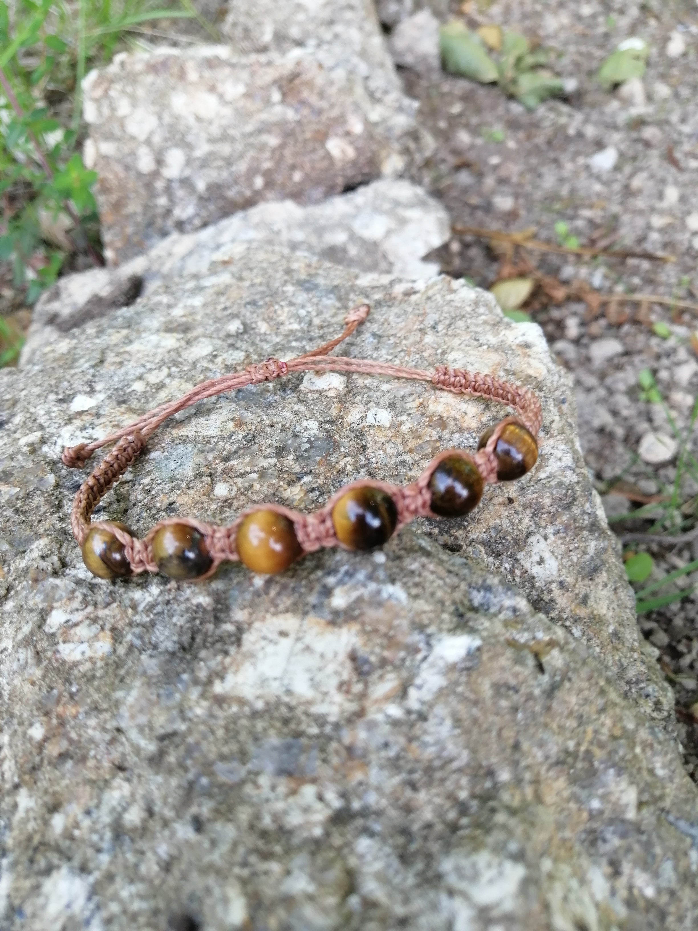bracelet tissé à la main en micro macramé avec 6perles en oeil de tigre