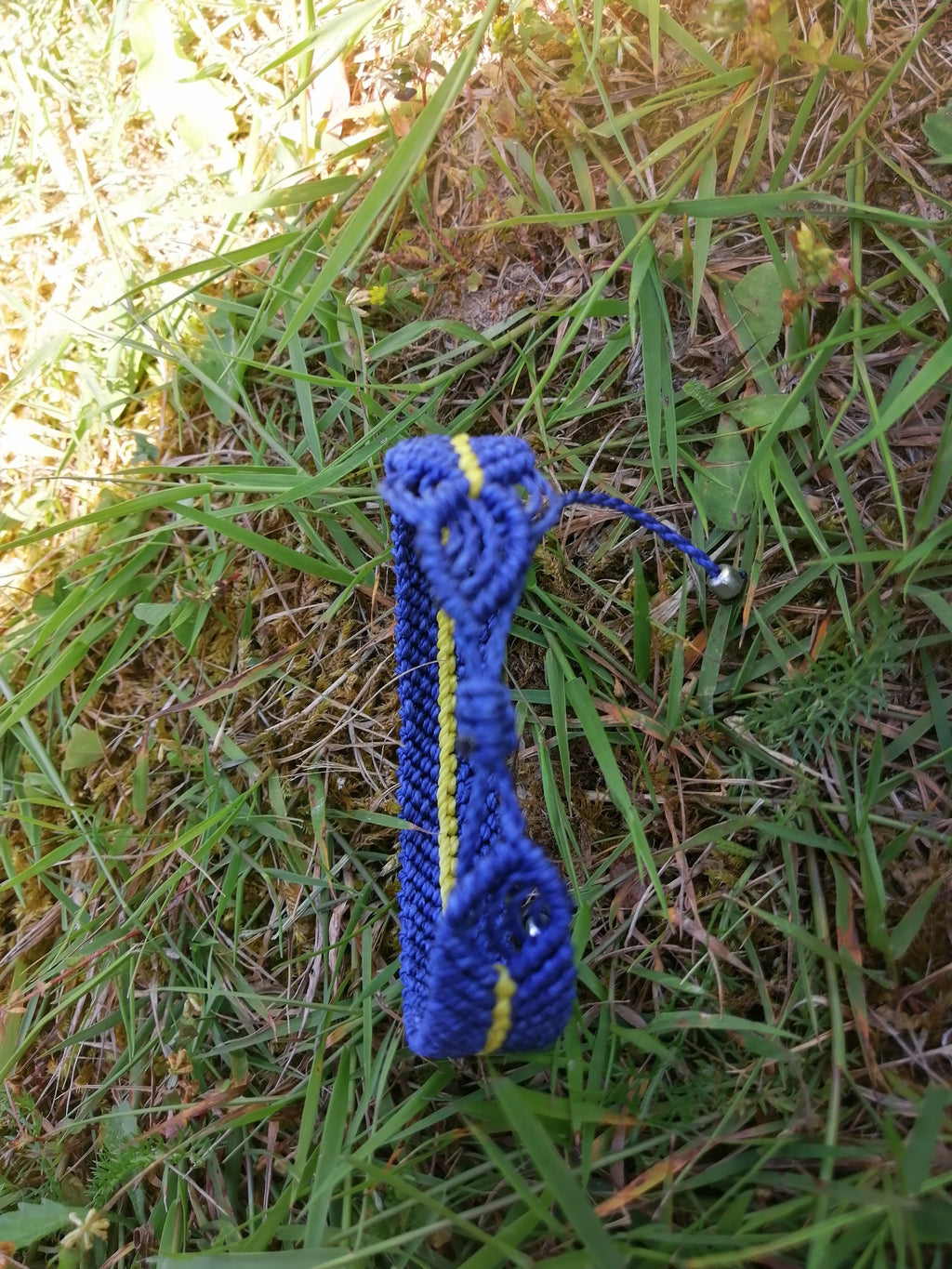bracelet homme entièrement tissé à la main en micro macramé de couleur bleu marine