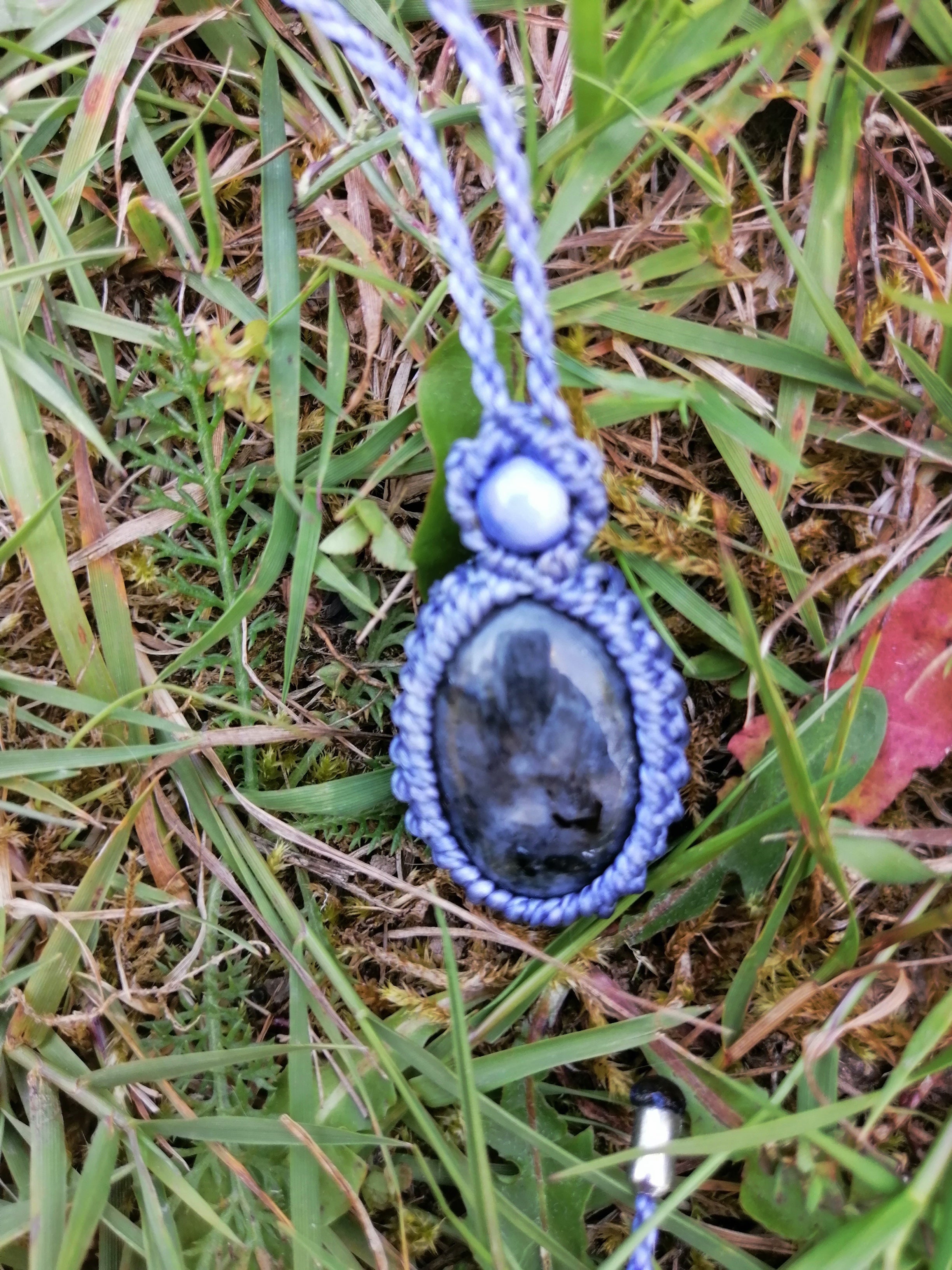 collier tissé à la main en micro macramé avec un cabochon en labradorite noir