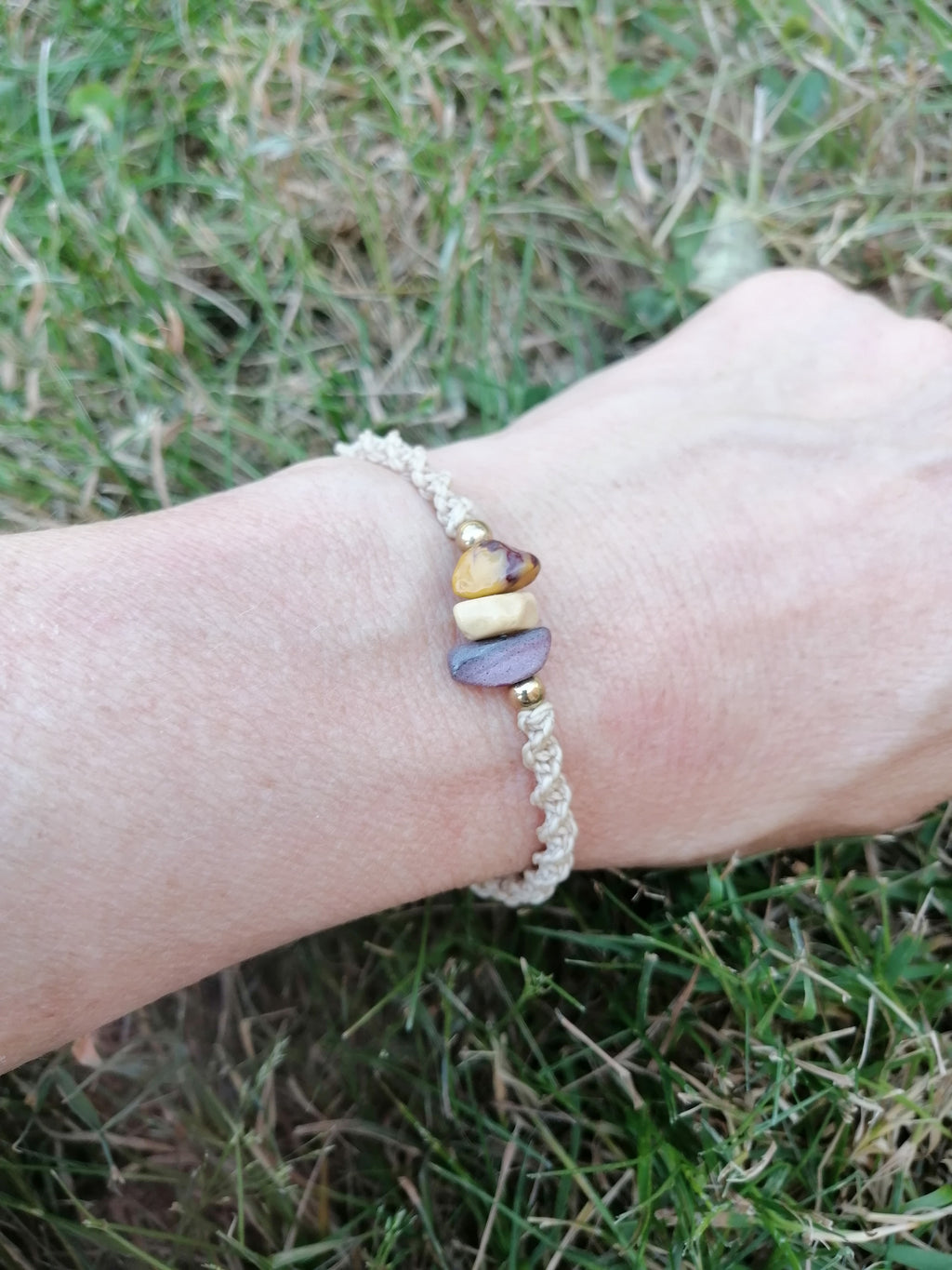 bracelet fait main en miro macramé avec chips de mokaite