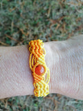 bracelet tissé à a main en micro macramé