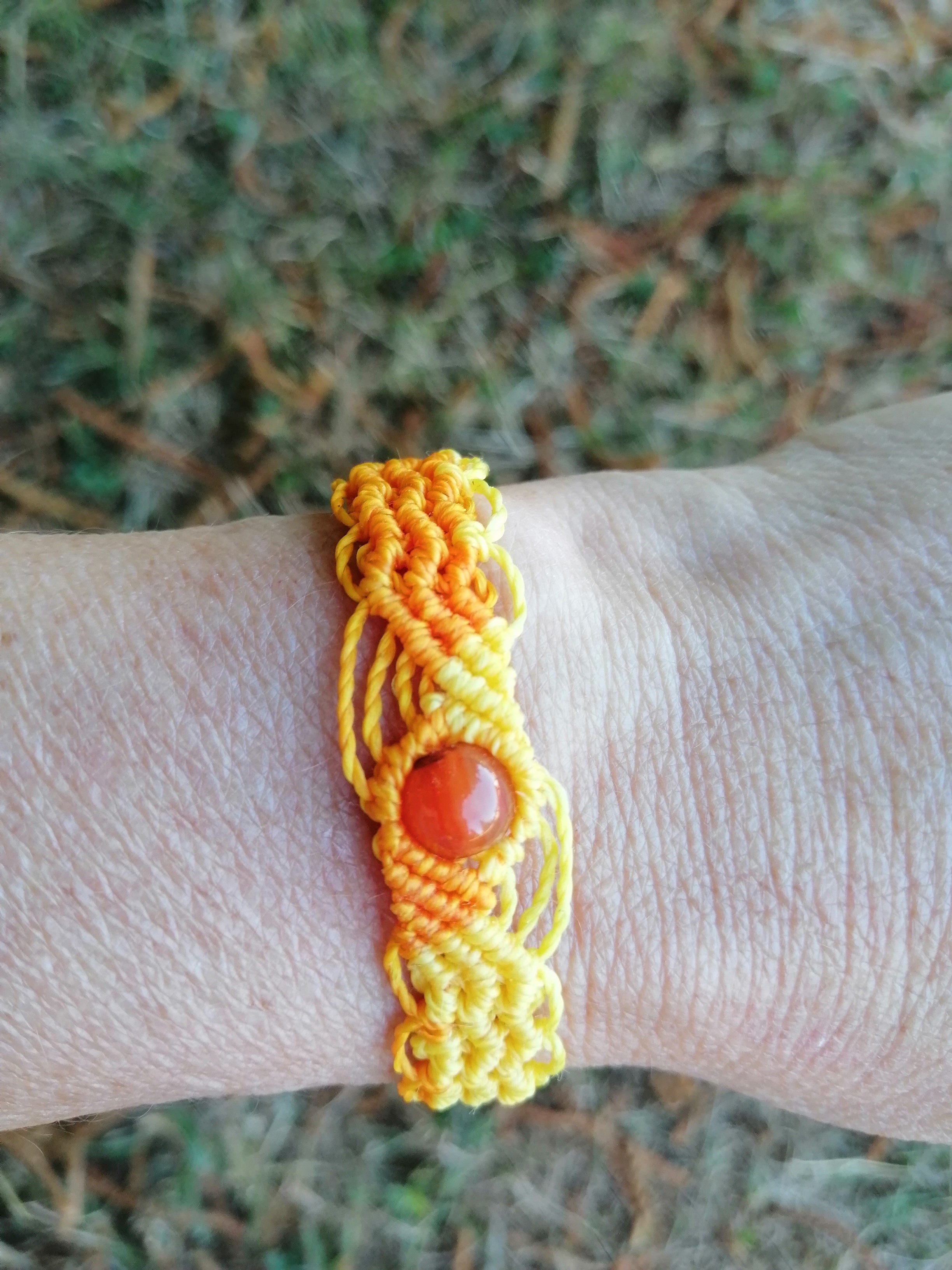 bracelet tissé à a main en micro macramé