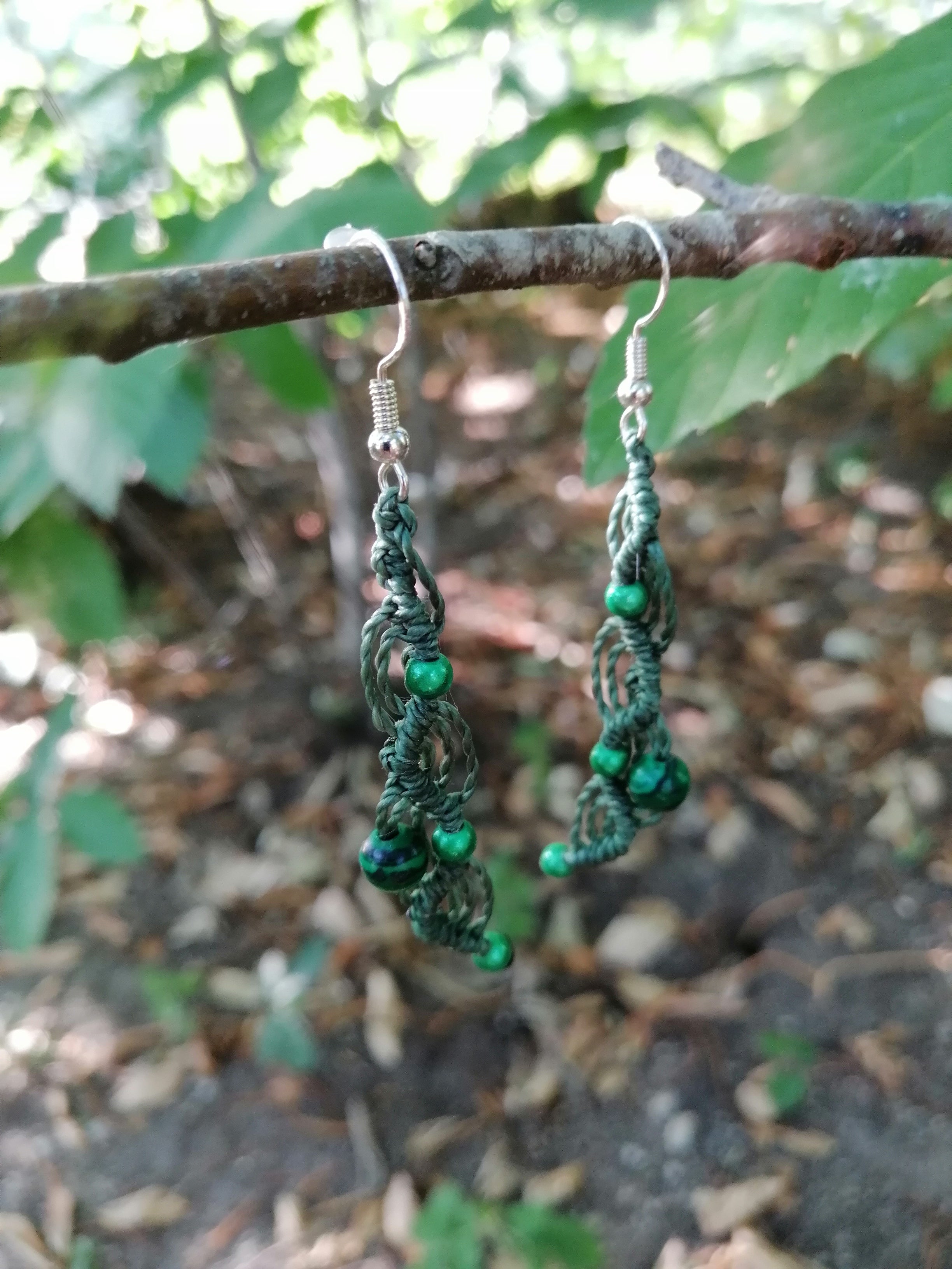 Boucle d'oreille tissé à la main  en micro macramé de couleur vert avec perle réfléchissante