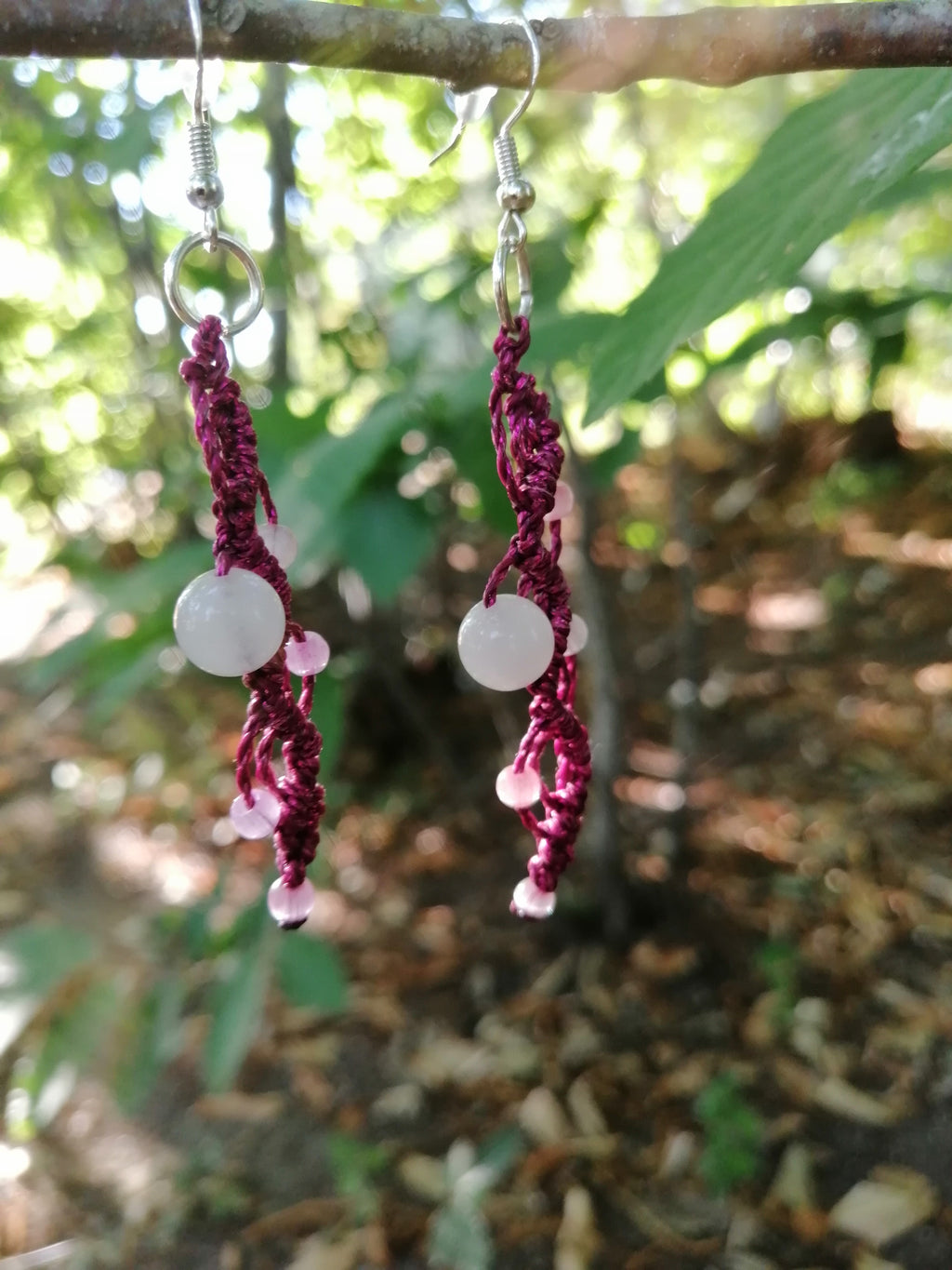 Boucles d'oreilles longues, tissé à la main en micro macramé de couleur rose foncé pailleté avec une perle en quartz rose.