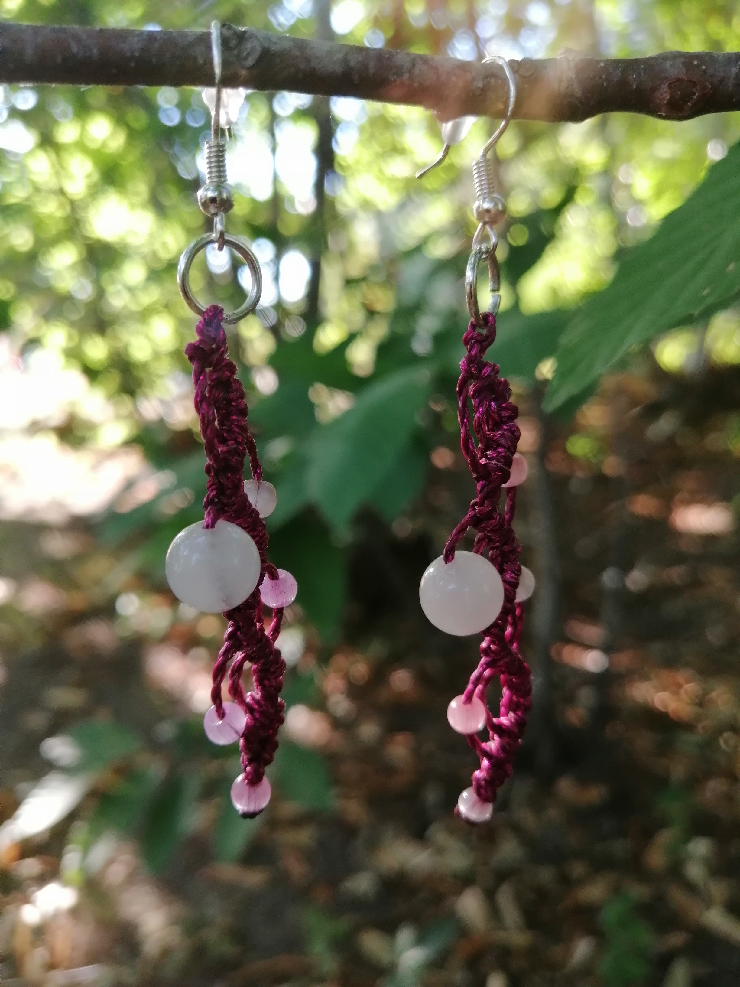 Boucles d'oreilles longues, tissé à la main en micro macramé de couleur rose foncé pailleté avec une perle en quartz rose.