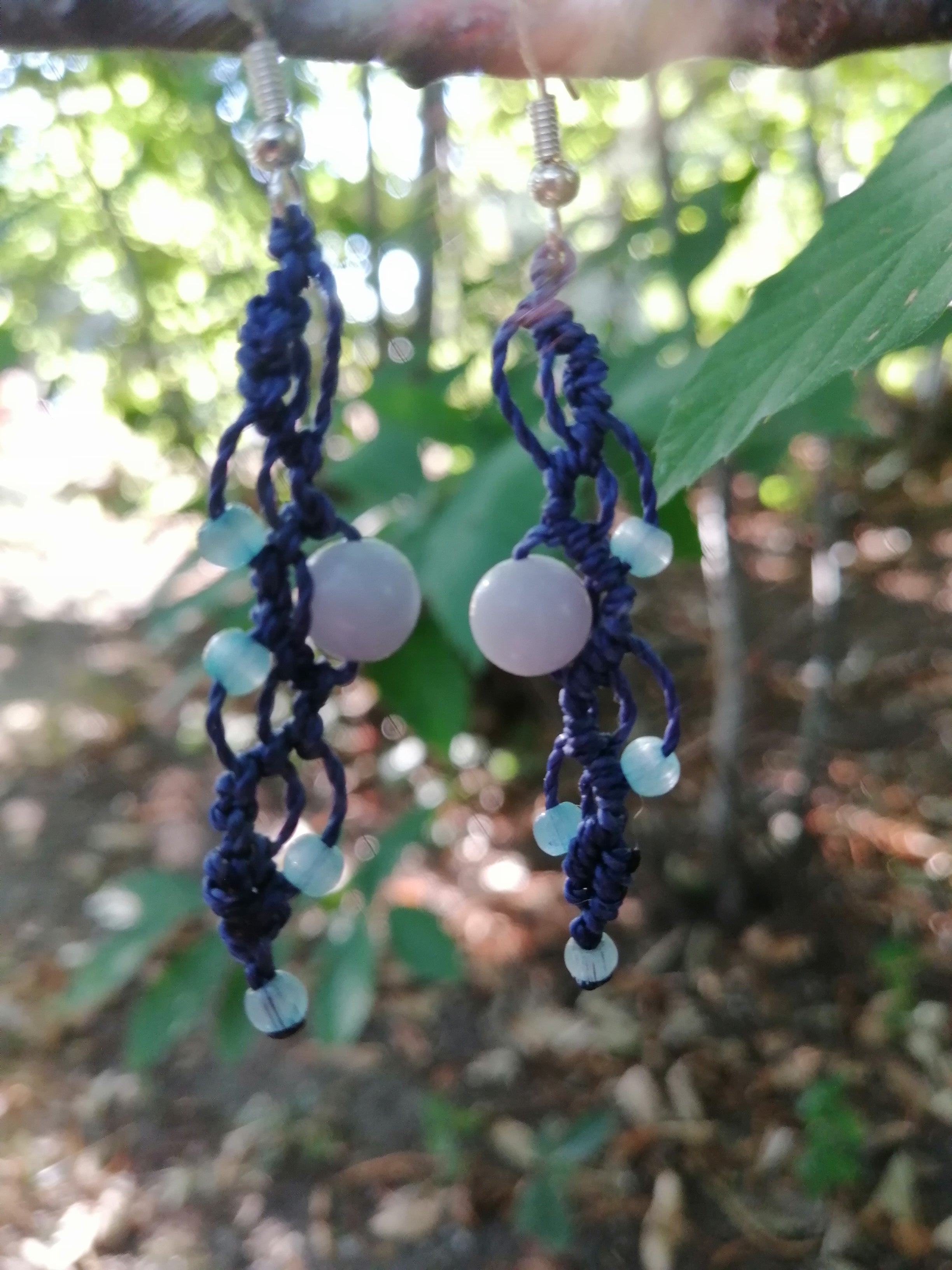 Boucles d'oreilles  tissé à la main en micro macramé, longues de couleur bleu marine , perles fantaisie