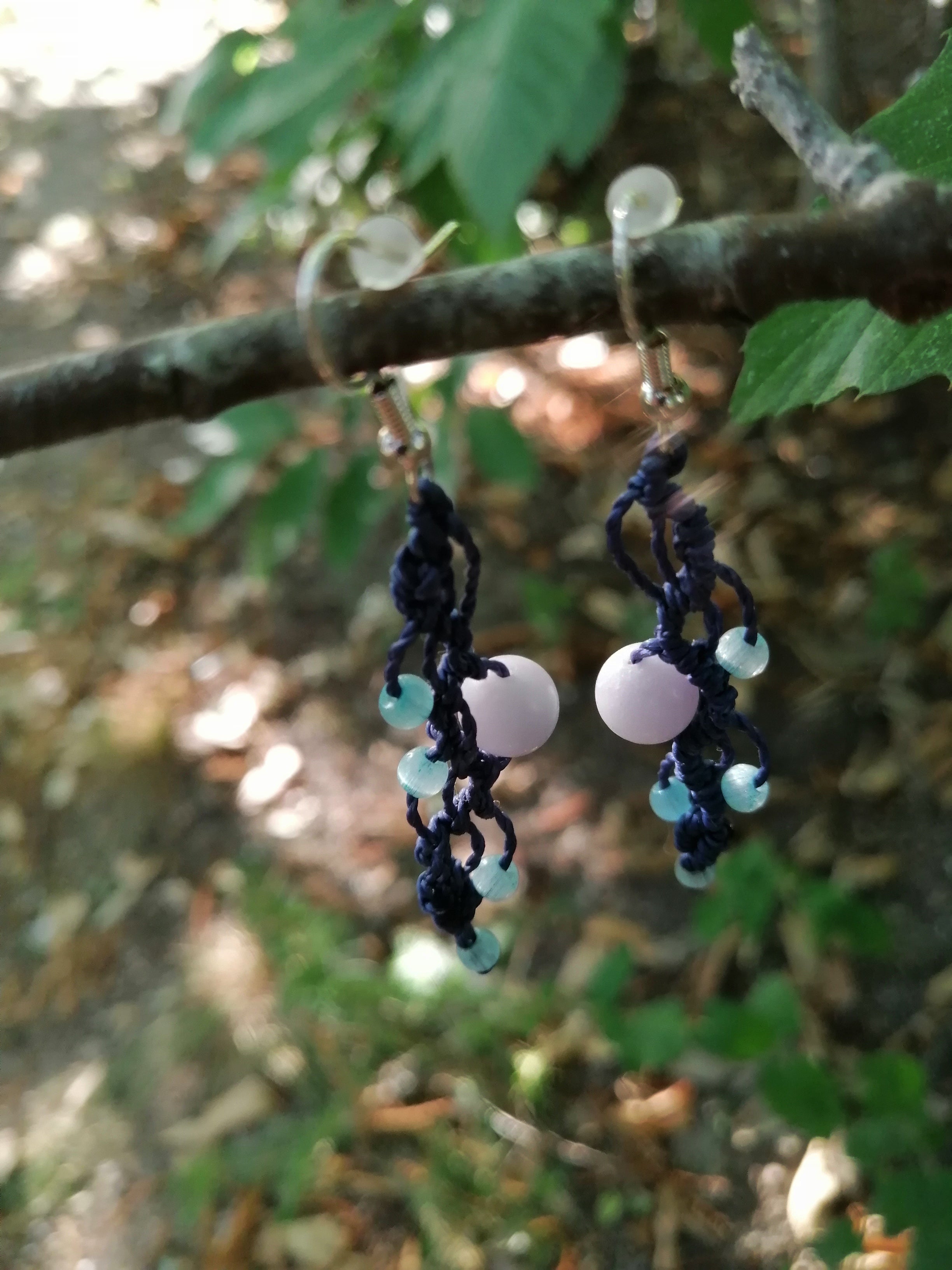 Boucles d'oreilles  tissé à la main en micro macramé, longues de couleur bleu marine , perles fantaisie