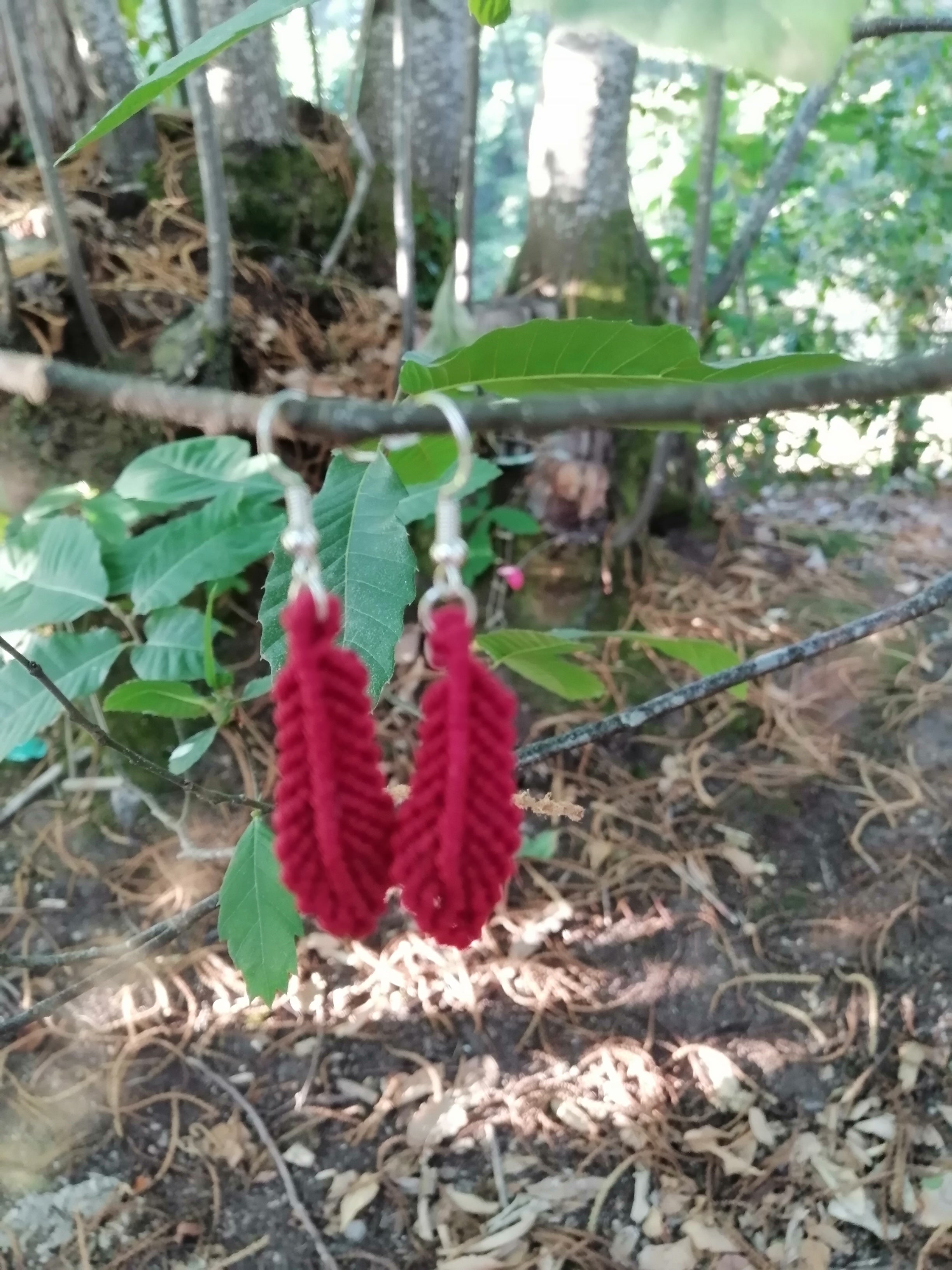 Boucle d'oreille plume, en micro macramé rouge
