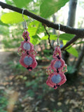 Boucles d'oreille tissé à la main en micro macramé de couleur rose  avec deux perles bleue