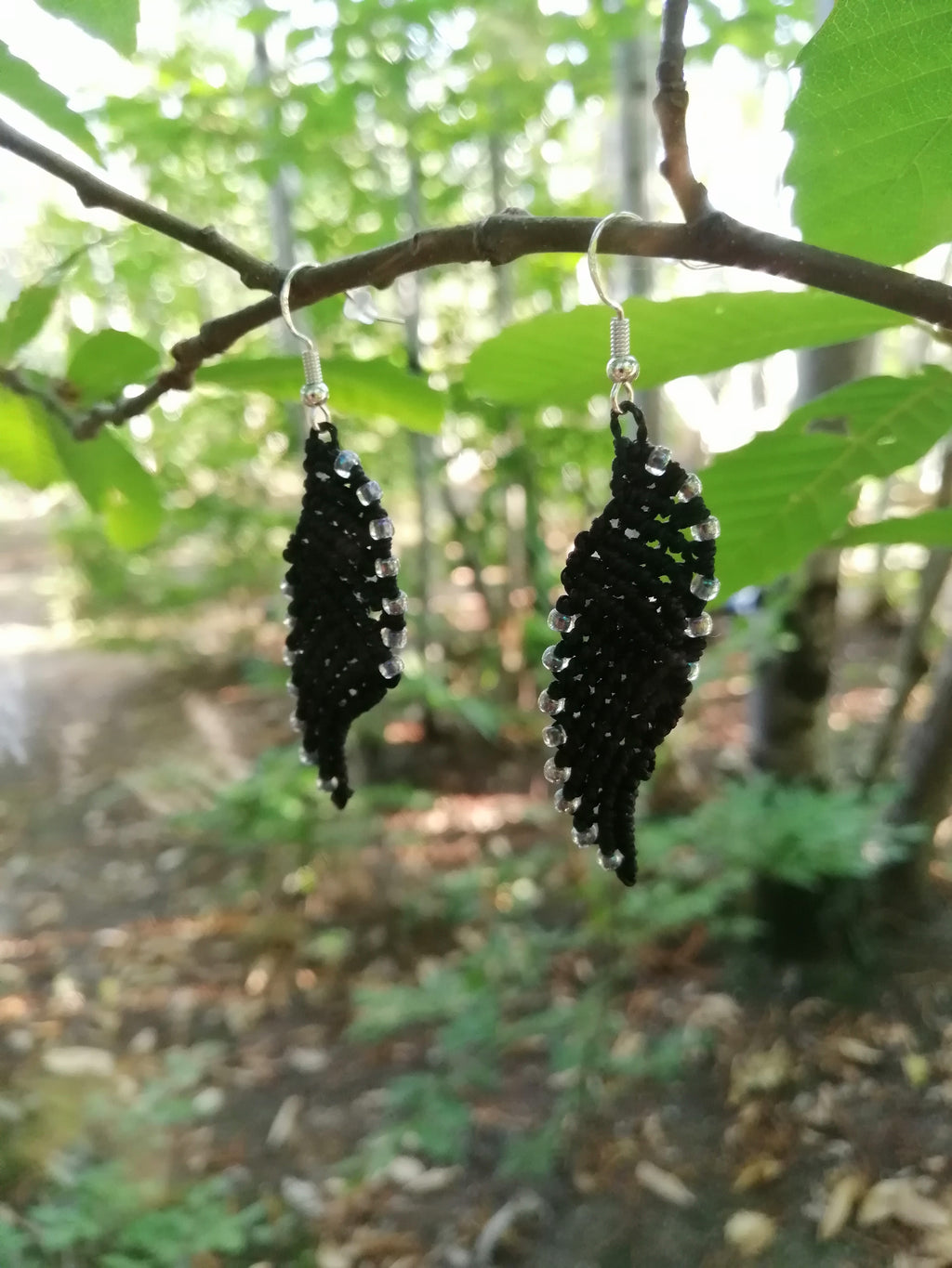 Boucles d'oreille ailes d'ange, tissé à la main en micro macramé de couleur  noir avec des  perles de rocaille.