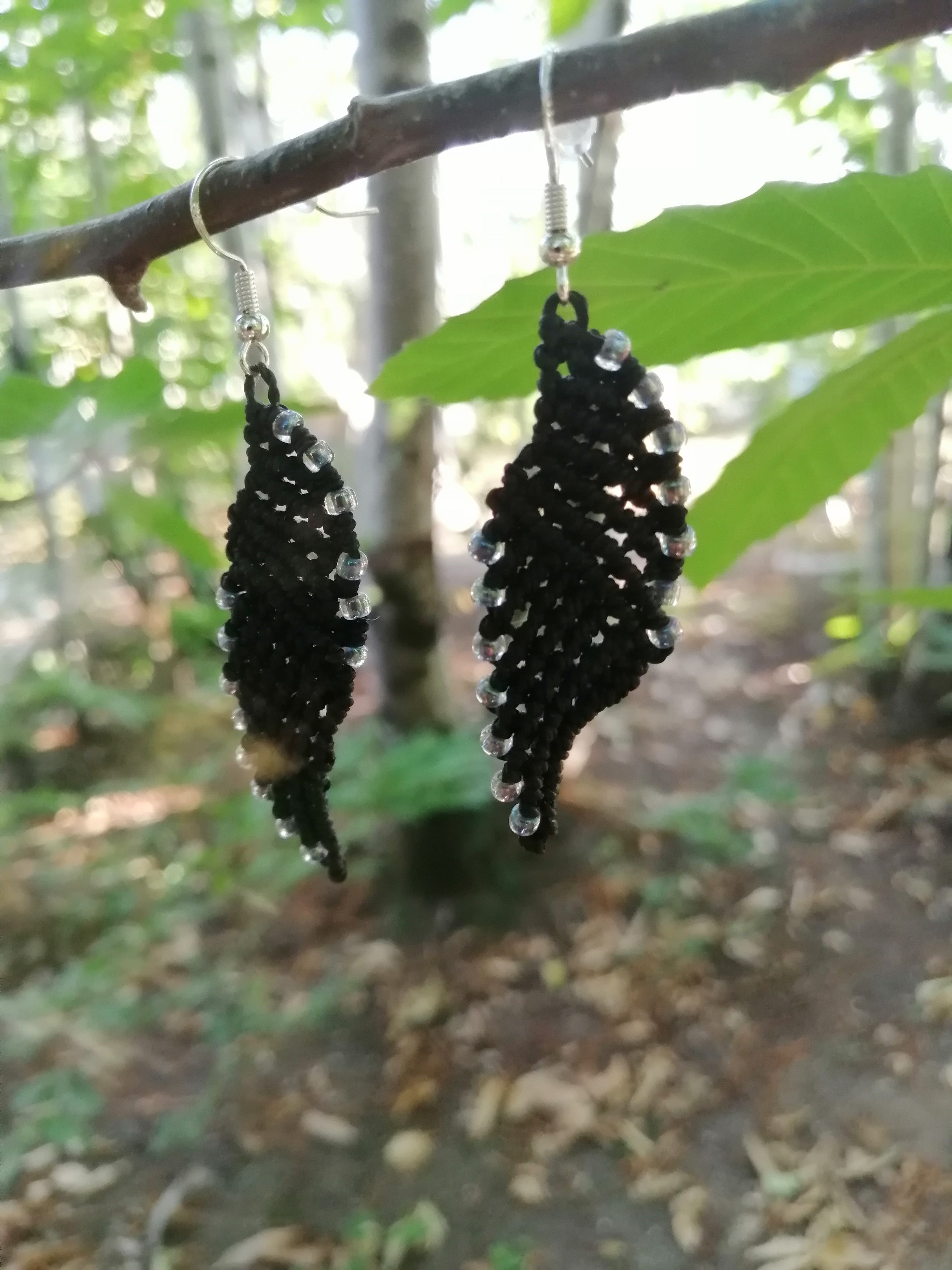 Boucles d'oreille ailes d'ange, tissé à la main en micro macramé de couleur  noir avec des  perles de rocaille.