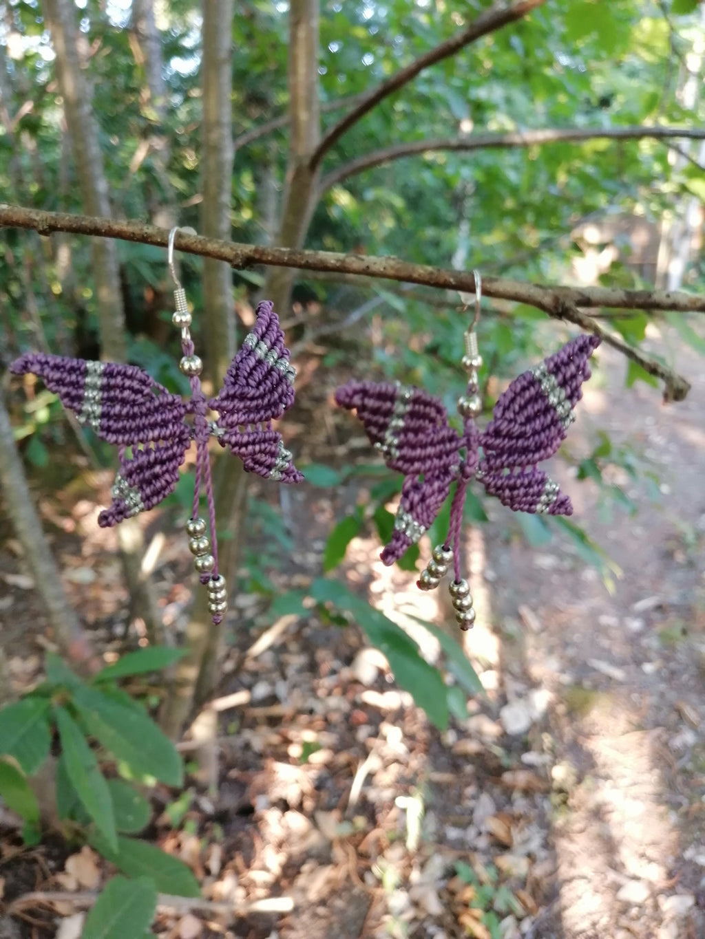 Boucles d'oreille papillons tissé à la main en micro macramé  de couleur violet et argenté.