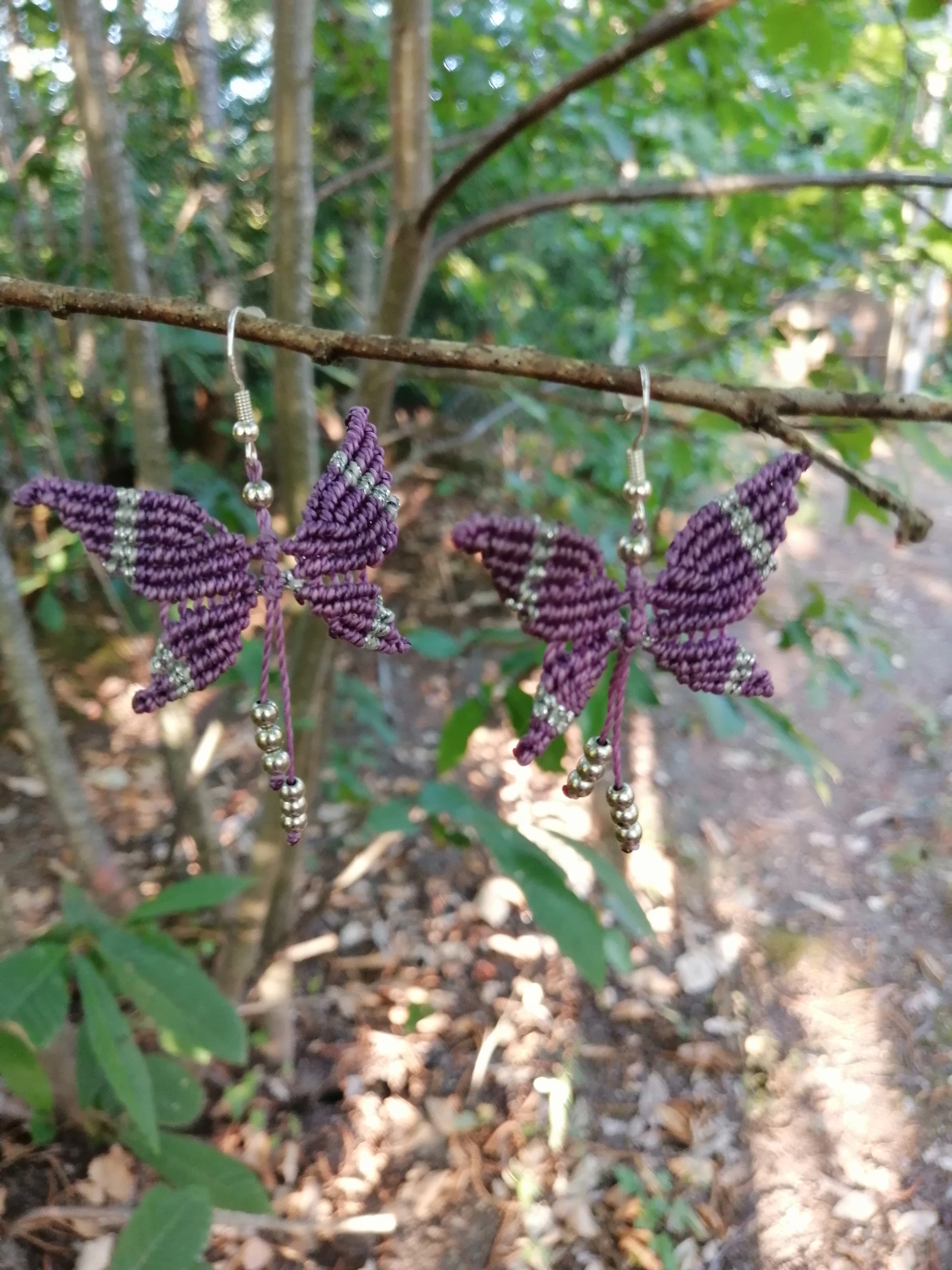 Boucles d'oreille papillons tissé à la main en micro macramé  de couleur violet et argenté.
