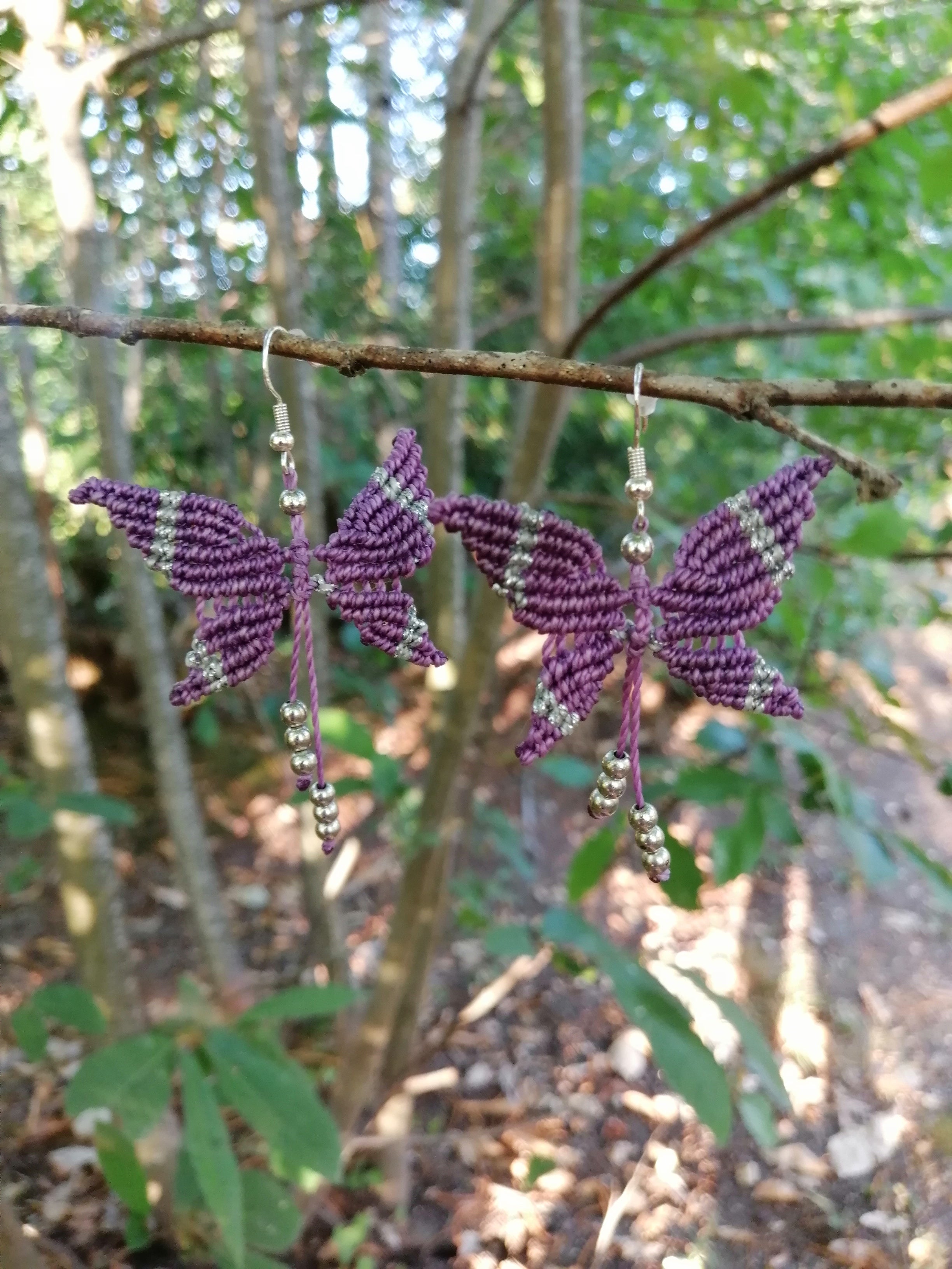 Boucles d'oreille papillons tissé à la main en micro macramé  de couleur violet et argenté.