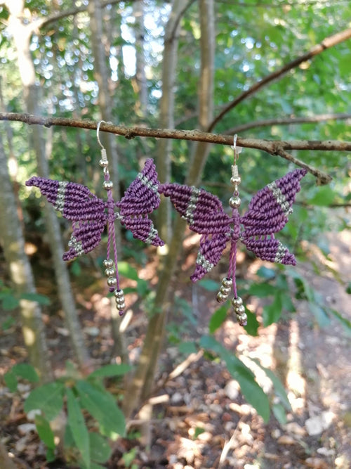 Boucles d'oreille papillons tissé à la main en micro macramé  de couleur violet et argenté.