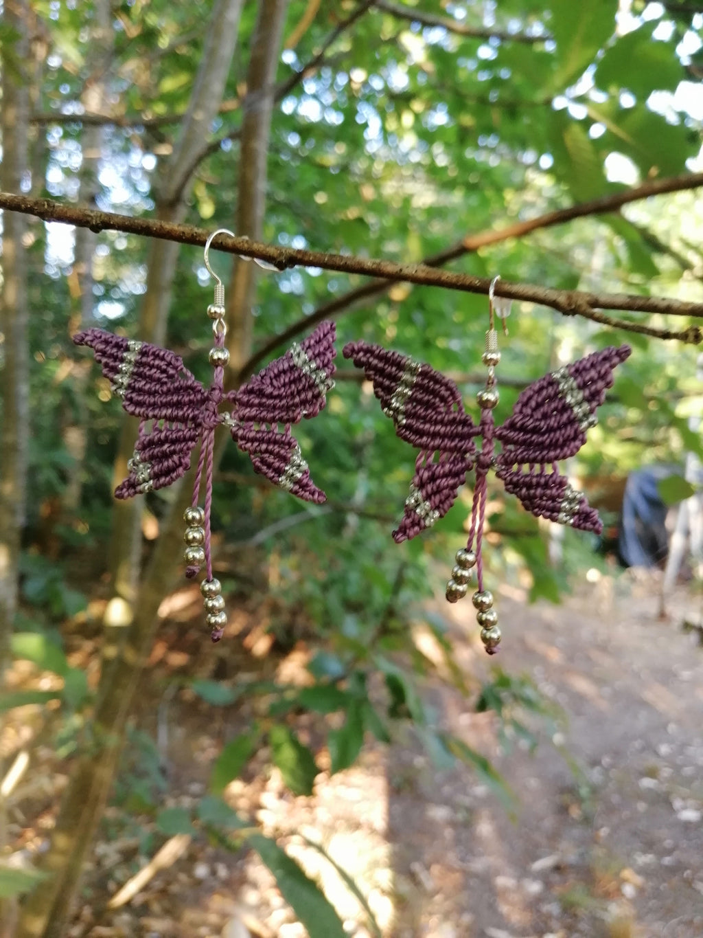 Boucles d'oreille papillons tissé à la main en micro macramé  de couleur violet et argenté.