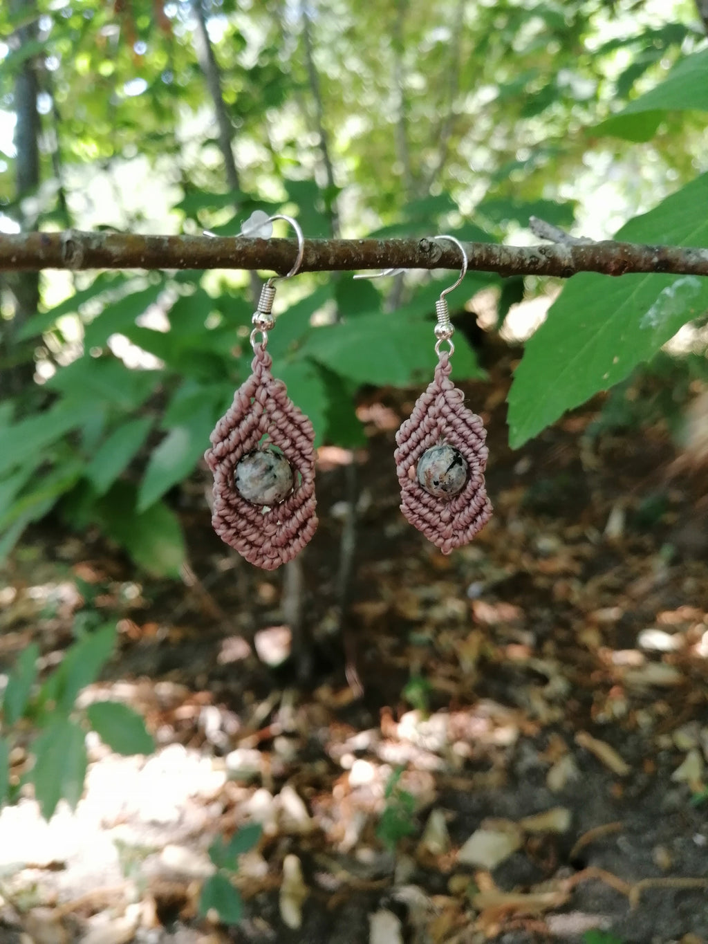 Boucles d'oreille tissé à la main en micro macramé de couleur taupe avec une perle en yooperlite