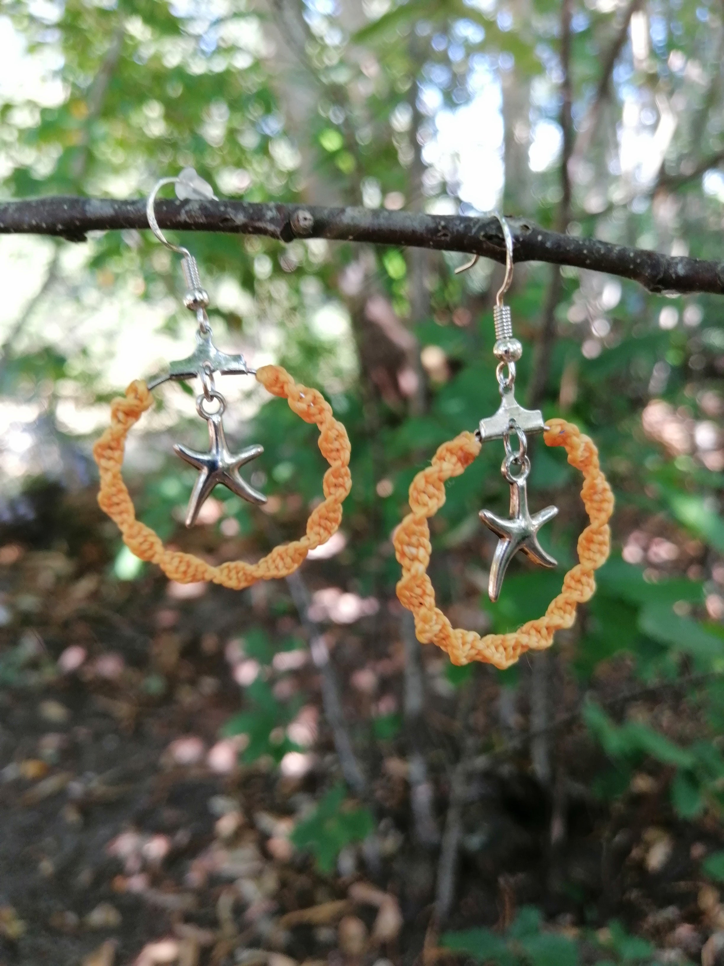 boucle d'oreille tissé à la main en micro macramé