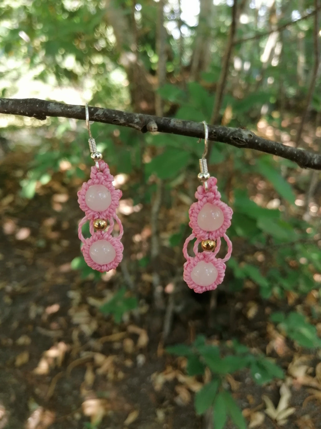 boucle d'oreille tissé à la main en micro macramé avec 2 perles de 8mm en quartz rose