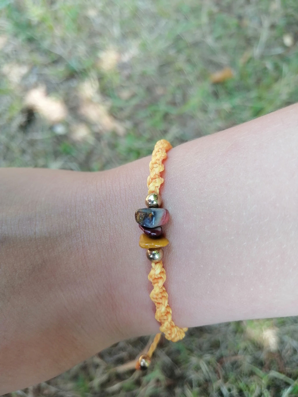 bracelet enfant tissé à la main en micro macramé de couleur mandarine avec des chips de mokäte 