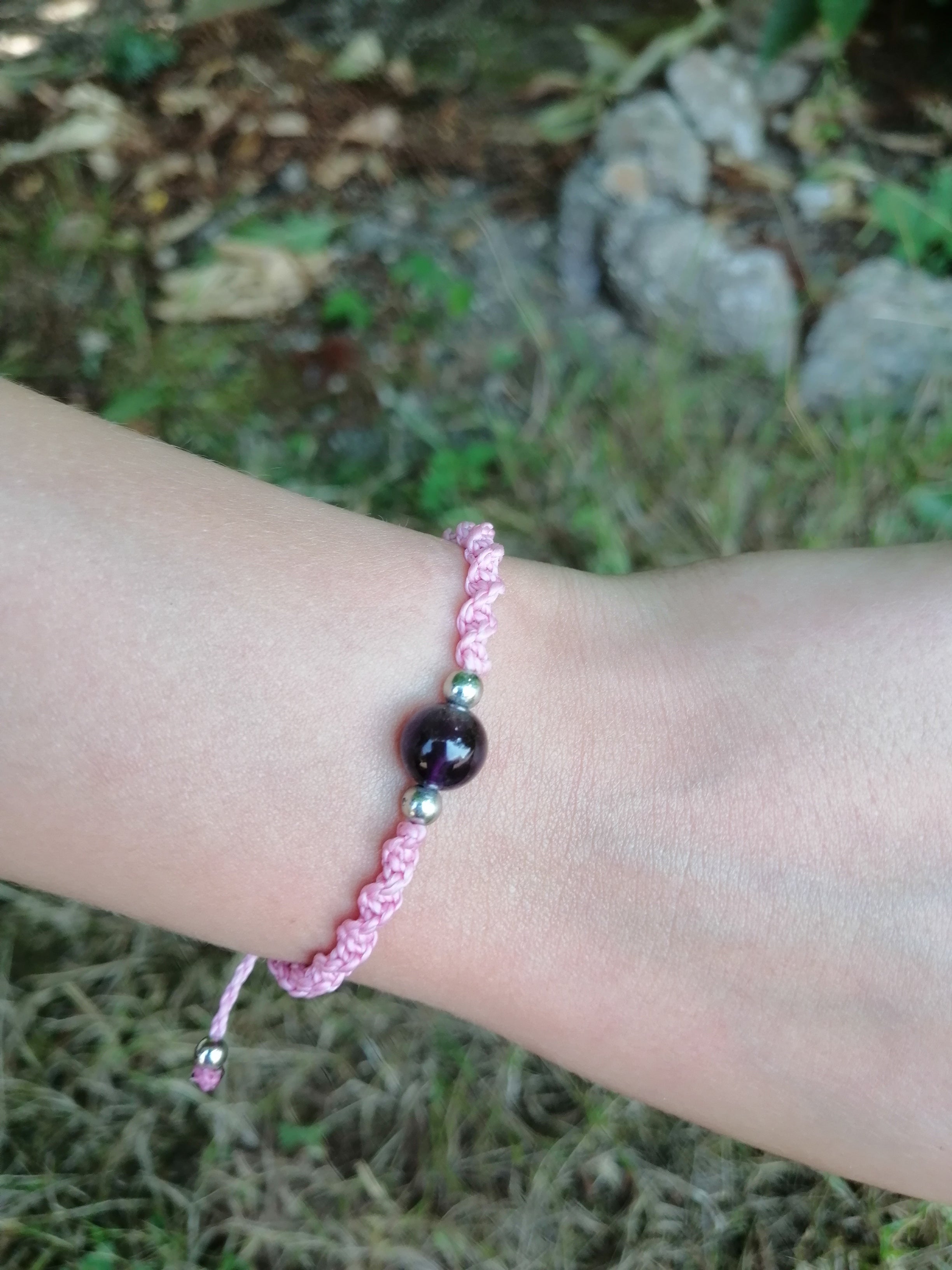 bracelet enfant tissé à la main en micro macramé de couleur bois de  rose avec une perle d'améthyste de 8mm