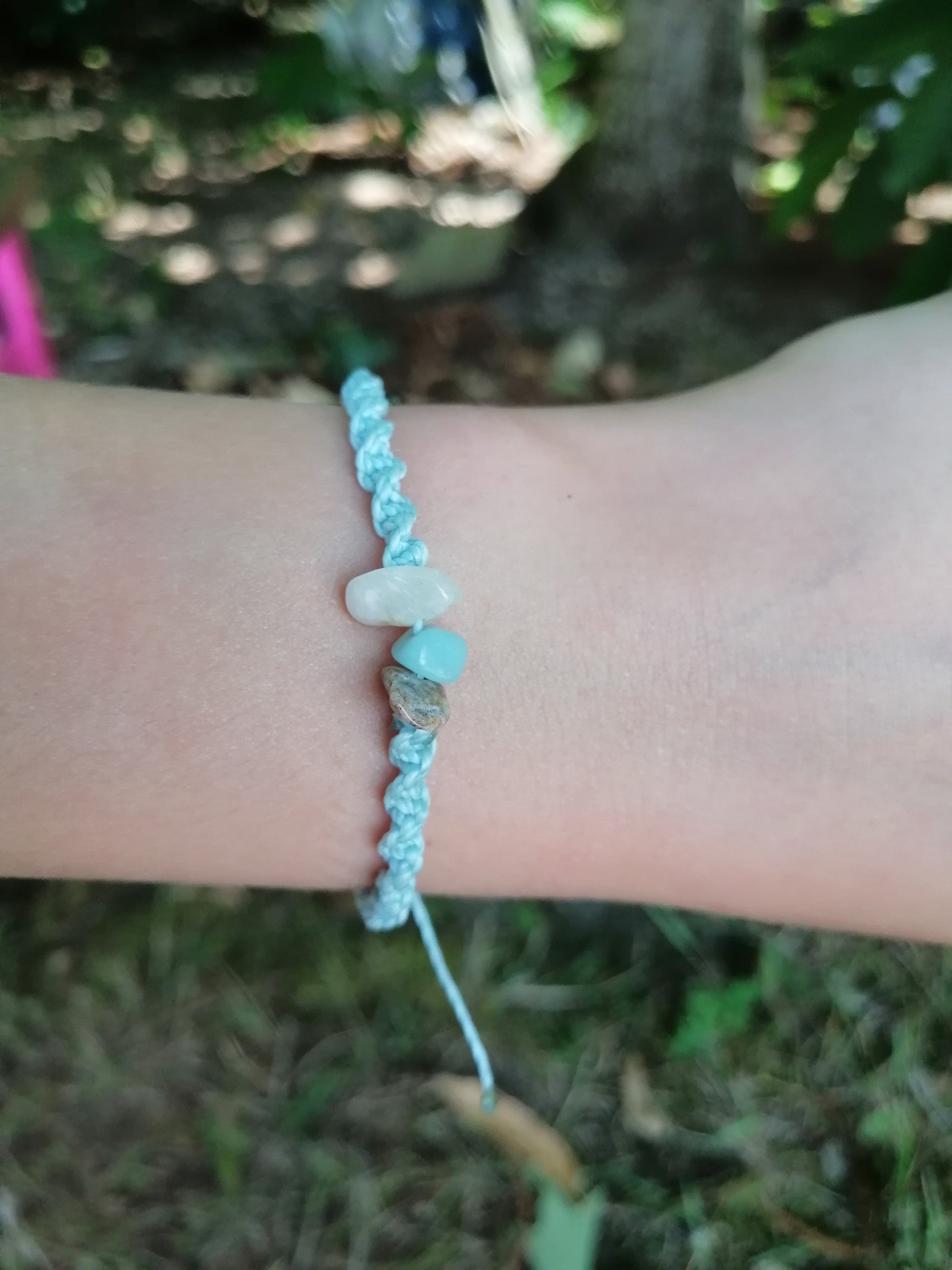 bracelet enfant tissé à la main en micro macramé de couleur azur clair avec des chips d'amazonite