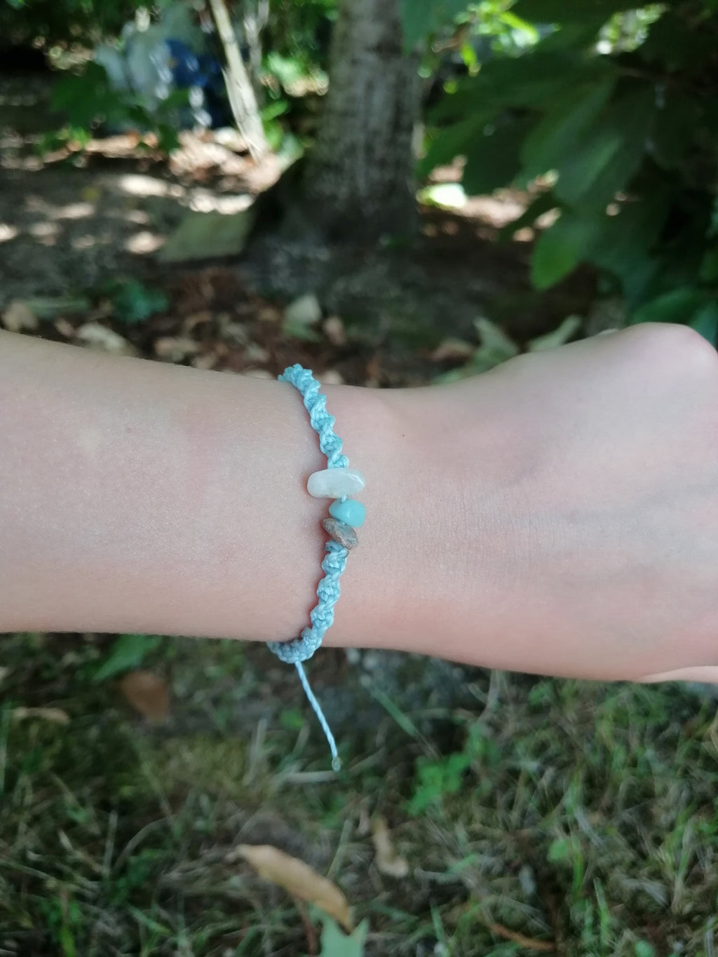 bracelet enfant tissé à la main en micro macramé de couleur azur clair avec des chips d'amazonite