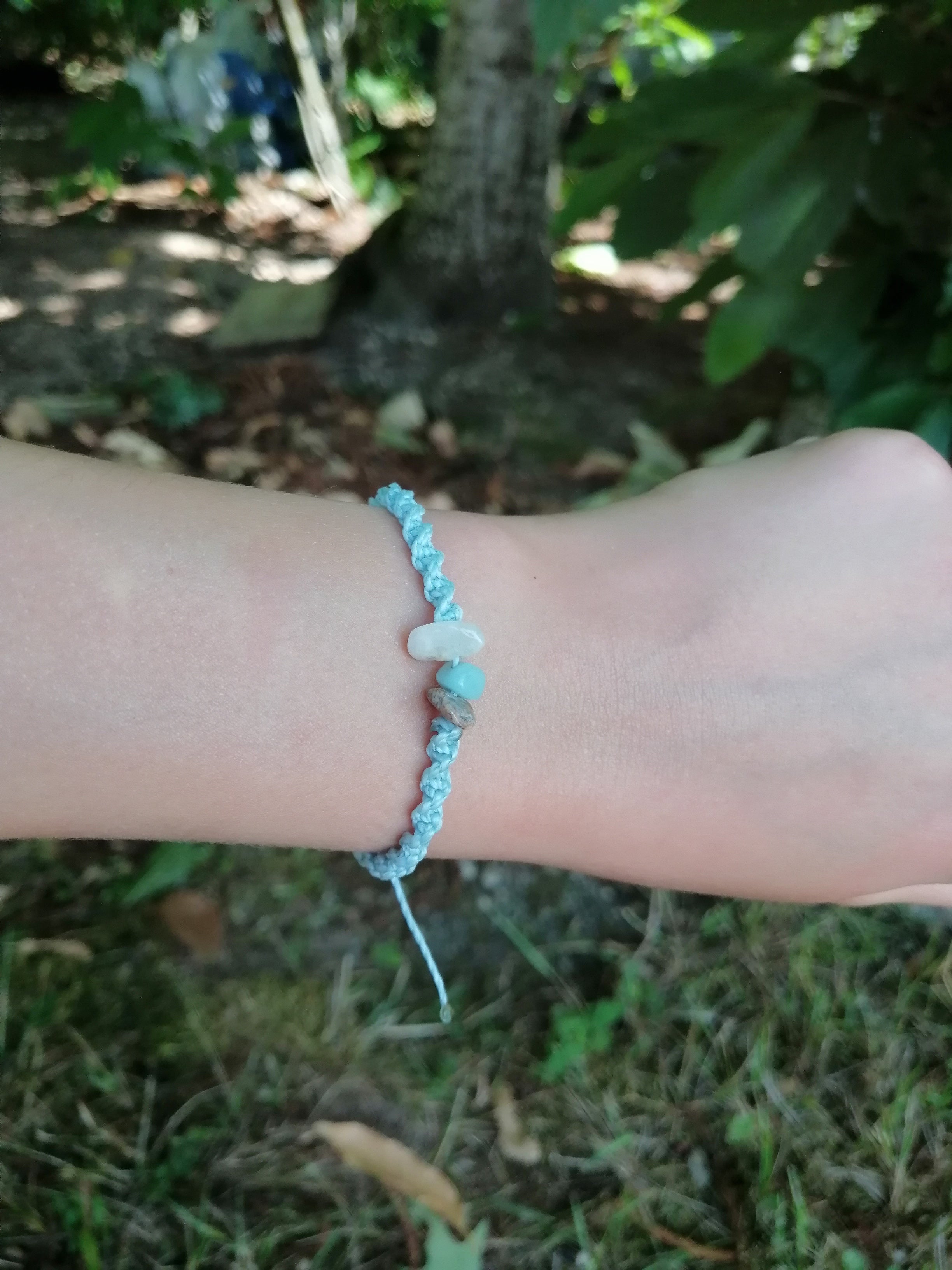 bracelet enfant tissé à la main en micro macramé de couleur azur clair avec des chips d'amazonite