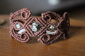 bracelet modèle @lesfilsambulants tissé a la main en micro macramé de couleur chocolat avec des perles en acrylique et une perle en yooperlite.