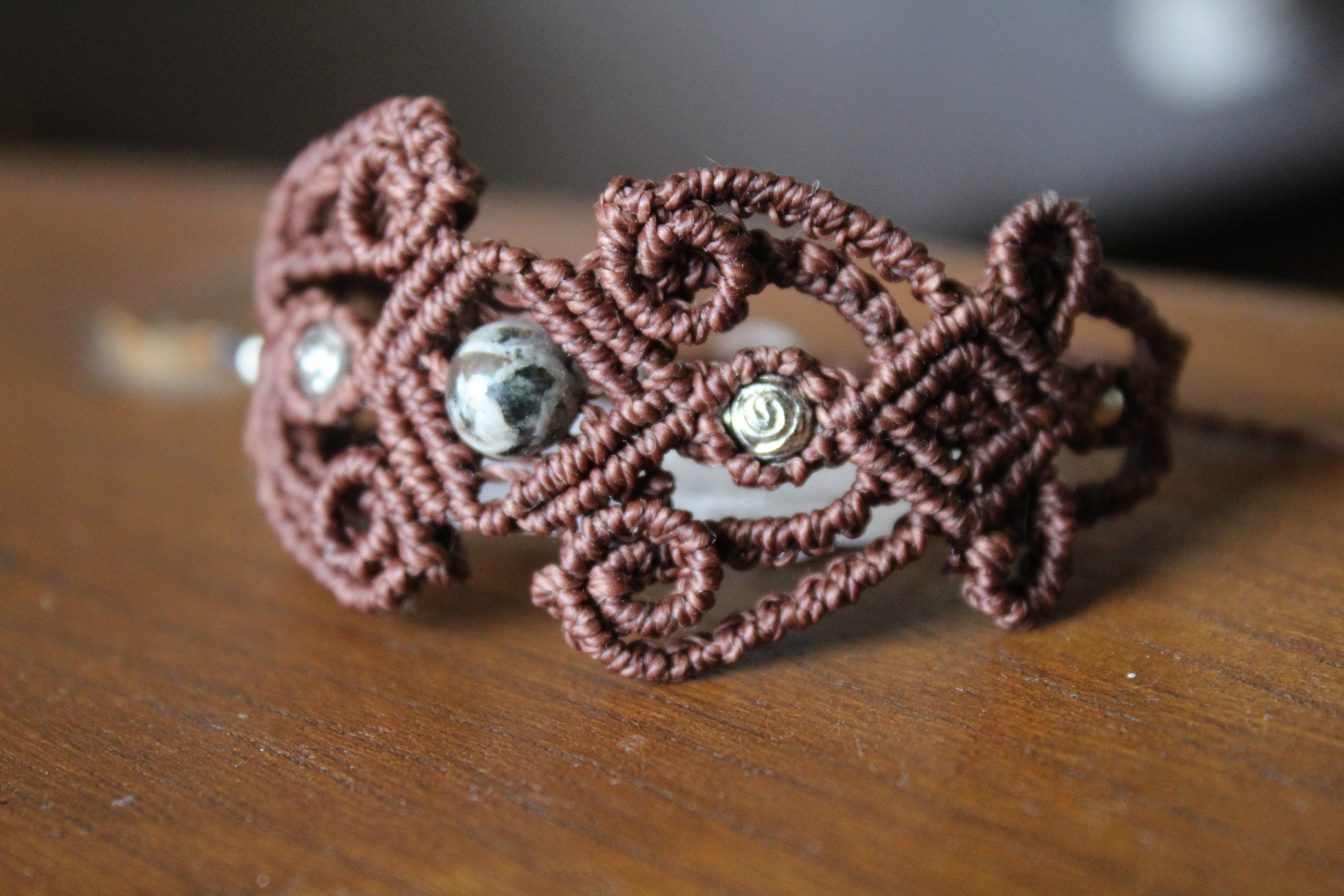 bracelet modèle @les fils ambulants tissé a la main en micro macramé avec des perles en acrylique et une perle en yooperlite.